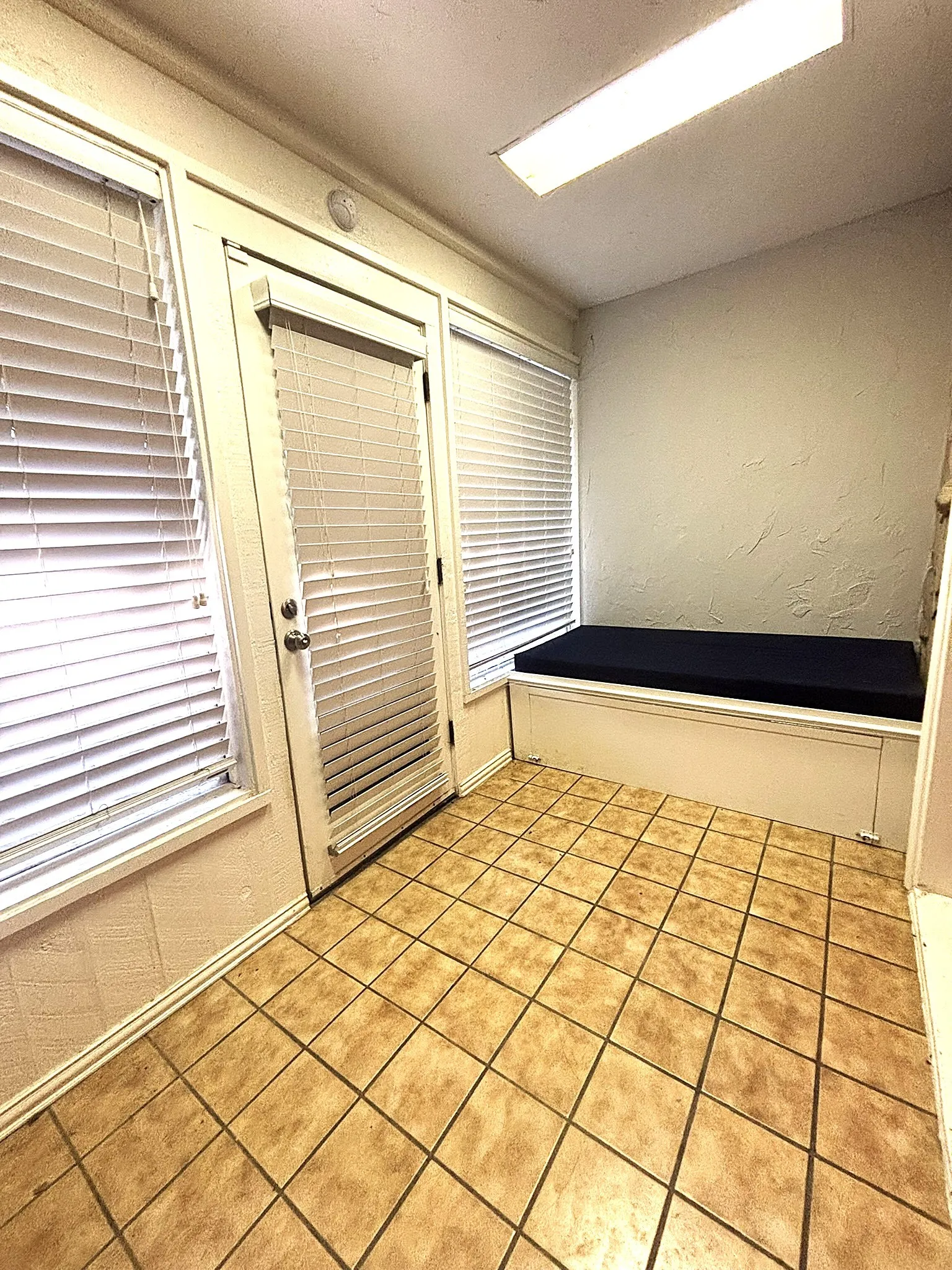 Townhouse For Sale in Dallas County , 2969 Country Place Circle, Carrollton, Texas 75006, 3 Bedroom, 3 Bathroom, 2 Garage spaces, 2,035 Sqft, built in 1972, mls#21318688, Real Estate Agent in Carrollton, Homes For Sale in Dallas county, Homes For Sale in Carrollton, Realtor in Carrollton Texas, Real Estate Brokerage Independent Realty Texas, Luminita Cordes Realtor
