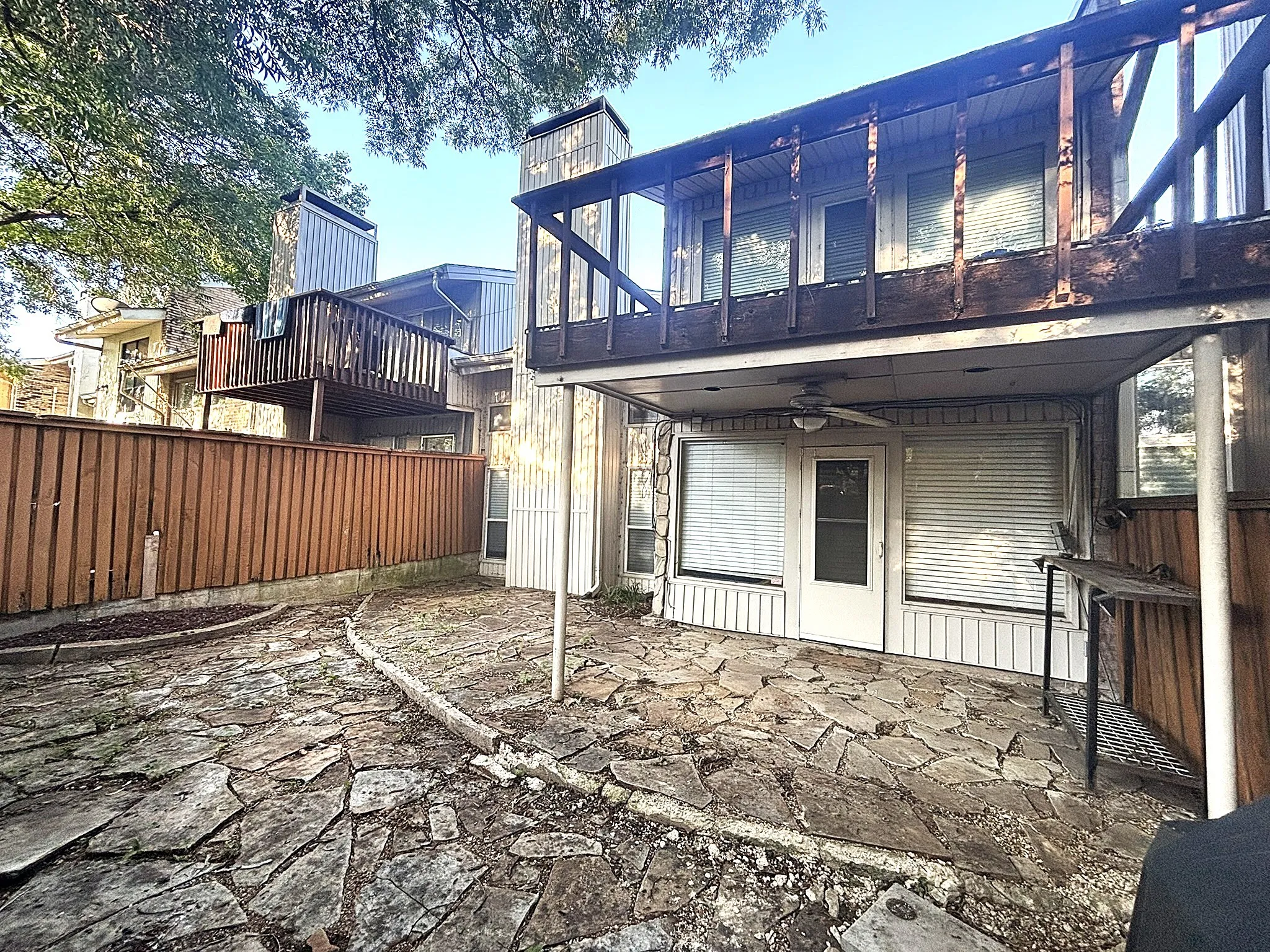 Townhouse For Sale in Dallas County , 2969 Country Place Circle, Carrollton, Texas 75006, 3 Bedroom, 3 Bathroom, 2 Garage spaces, 2,035 Sqft, built in 1972, mls#21318688, Real Estate Agent in Carrollton, Homes For Sale in Dallas county, Homes For Sale in Carrollton, Realtor in Carrollton Texas, Real Estate Brokerage Independent Realty Texas, Luminita Cordes Realtor