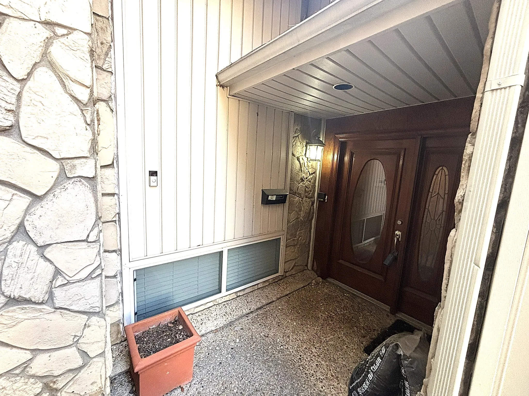 Townhouse For Sale in Dallas County , 2969 Country Place Circle, Carrollton, Texas 75006, 3 Bedroom, 3 Bathroom, 2 Garage spaces, 2,035 Sqft, built in 1972, mls#21318688, Real Estate Agent in Carrollton, Homes For Sale in Dallas county, Homes For Sale in Carrollton, Realtor in Carrollton Texas, Real Estate Brokerage Independent Realty Texas, Luminita Cordes Realtor