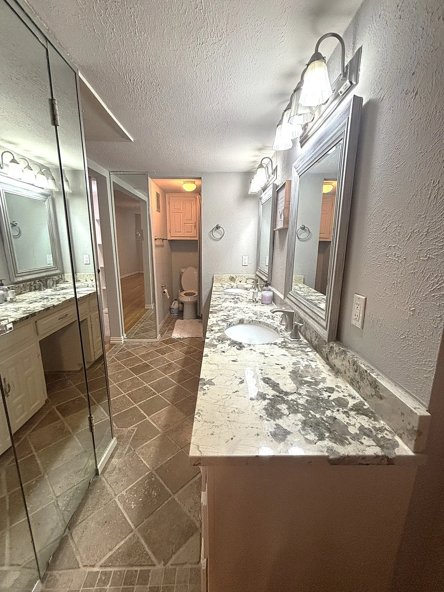 Townhouse For Sale in Dallas County , 2969 Country Place Circle, Carrollton, Texas 75006, 3 Bedroom, 3 Bathroom, 2 Garage spaces, 2,035 Sqft, built in 1972, mls#21318688, Real Estate Agent in Carrollton, Homes For Sale in Dallas county, Homes For Sale in Carrollton, Realtor in Carrollton Texas, Real Estate Brokerage Independent Realty Texas, Luminita Cordes Realtor