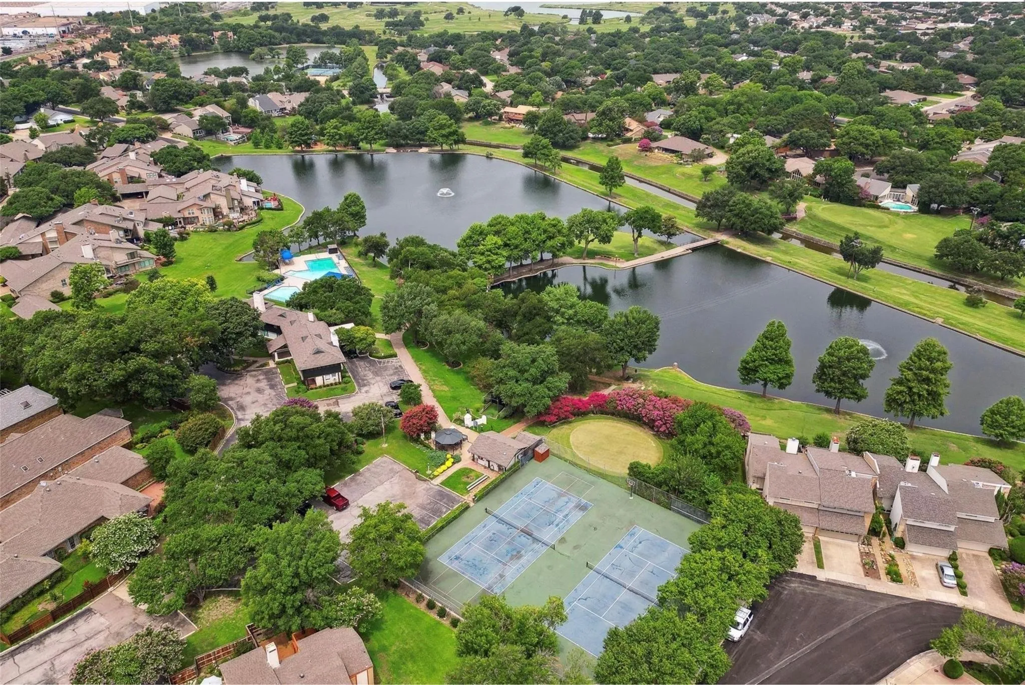 Townhouse For Sale in Dallas County , 2969 Country Place Circle, Carrollton, Texas 75006, 3 Bedroom, 3 Bathroom, 2 Garage spaces, 2,035 Sqft, built in 1972, mls#21318688, Real Estate Agent in Carrollton, Homes For Sale in Dallas county, Homes For Sale in Carrollton, Realtor in Carrollton Texas, Real Estate Brokerage Independent Realty Texas, Luminita Cordes Realtor