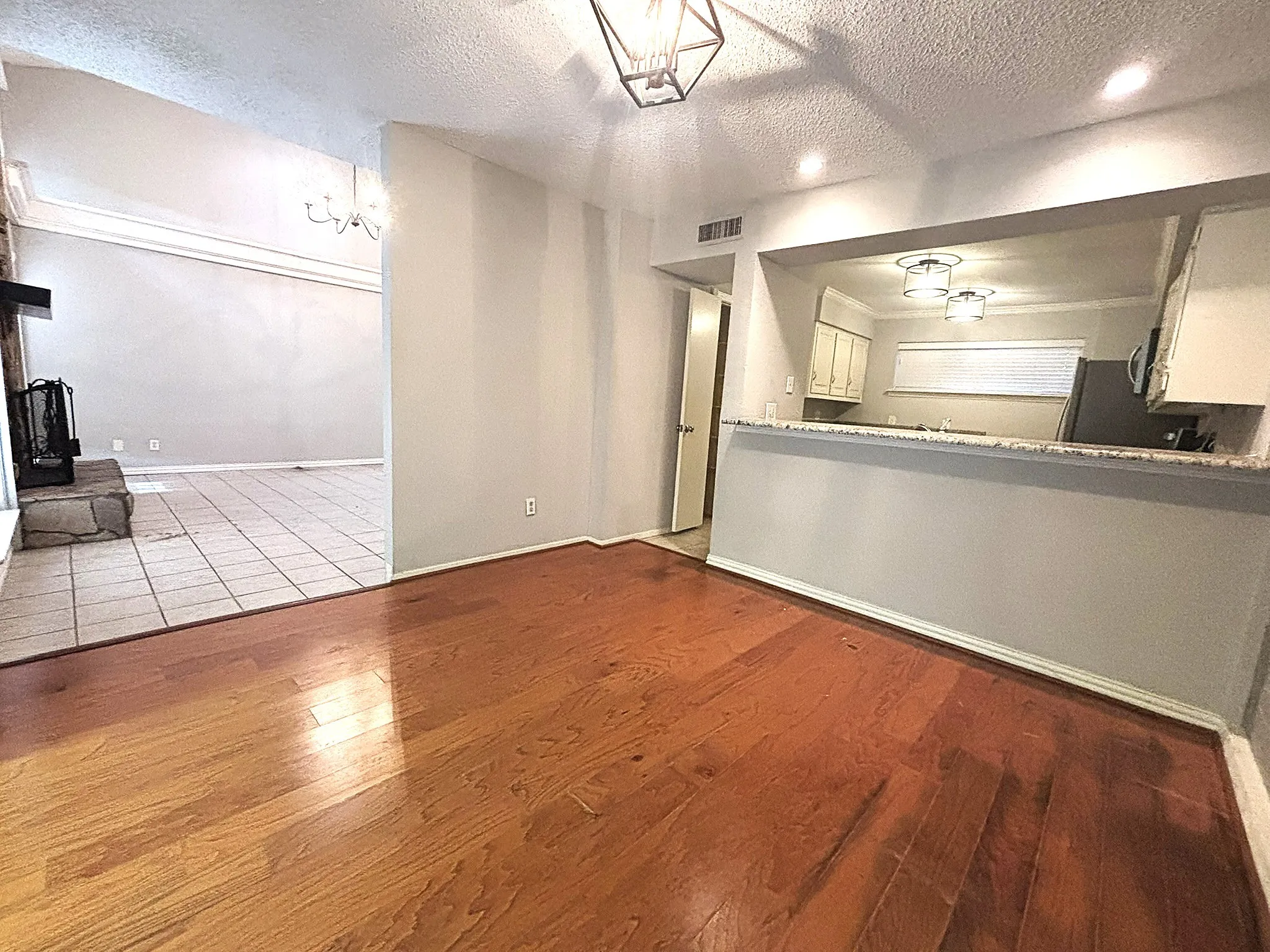 Townhouse For Sale in Dallas County , 2969 Country Place Circle, Carrollton, Texas 75006, 3 Bedroom, 3 Bathroom, 2 Garage spaces, 2,035 Sqft, built in 1972, mls#21318688, Real Estate Agent in Carrollton, Homes For Sale in Dallas county, Homes For Sale in Carrollton, Realtor in Carrollton Texas, Real Estate Brokerage Independent Realty Texas, Luminita Cordes Realtor
