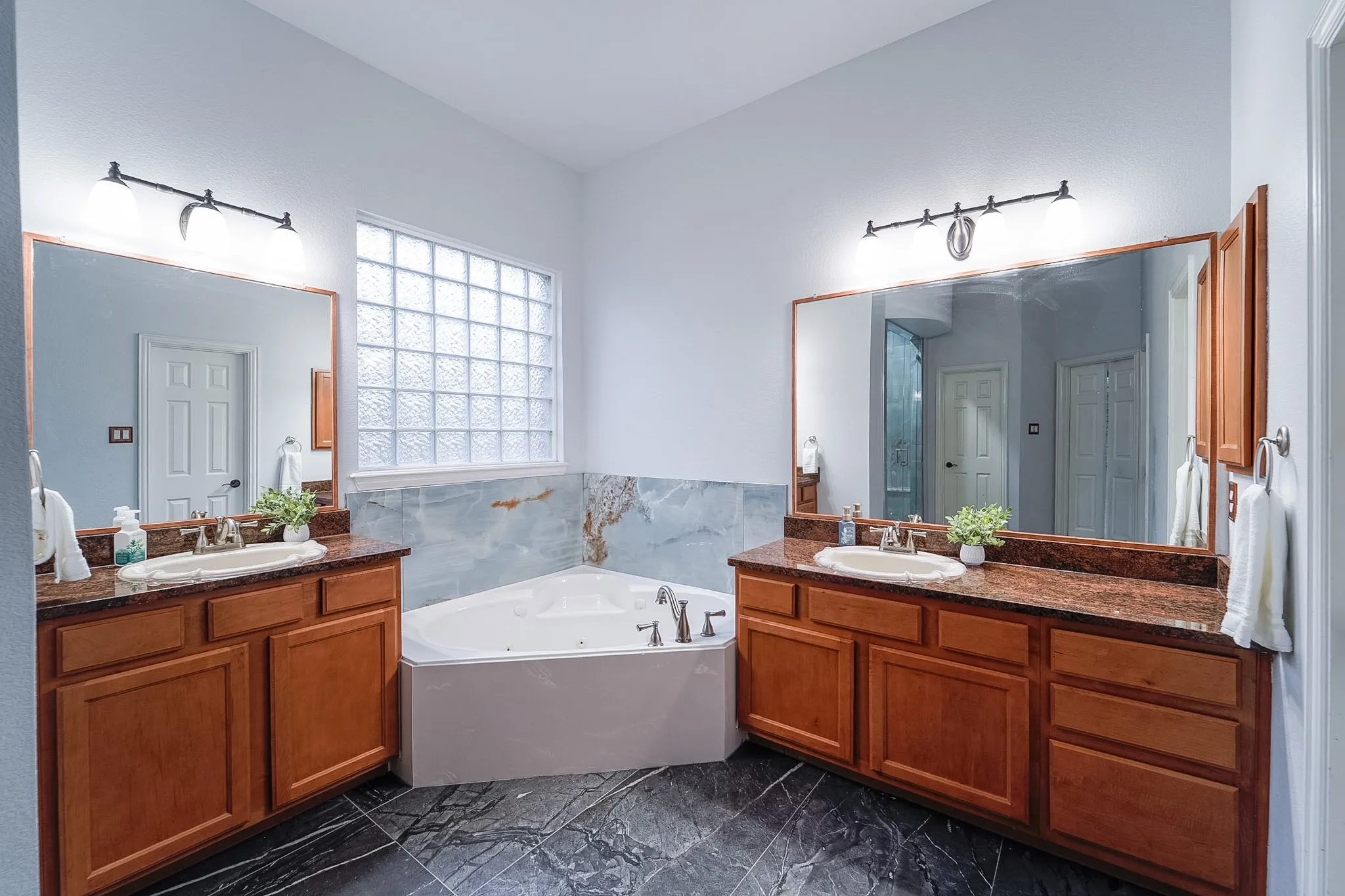 Single Family Residence For Sale in Collin County , 924 Brentwood Drive, Murphy, Texas 75094, 4 Bedroom, 4 Bathroom, 2 Garage spaces, 3,749 Sqft, built in 2005, mls#21315167, Real Estate Agent in Murphy, Homes For Sale in Collin county, Homes For Sale in Murphy, Realtor in Murphy Texas, Real Estate Brokerage Independent Realty Texas, Luminita Cordes Realtor