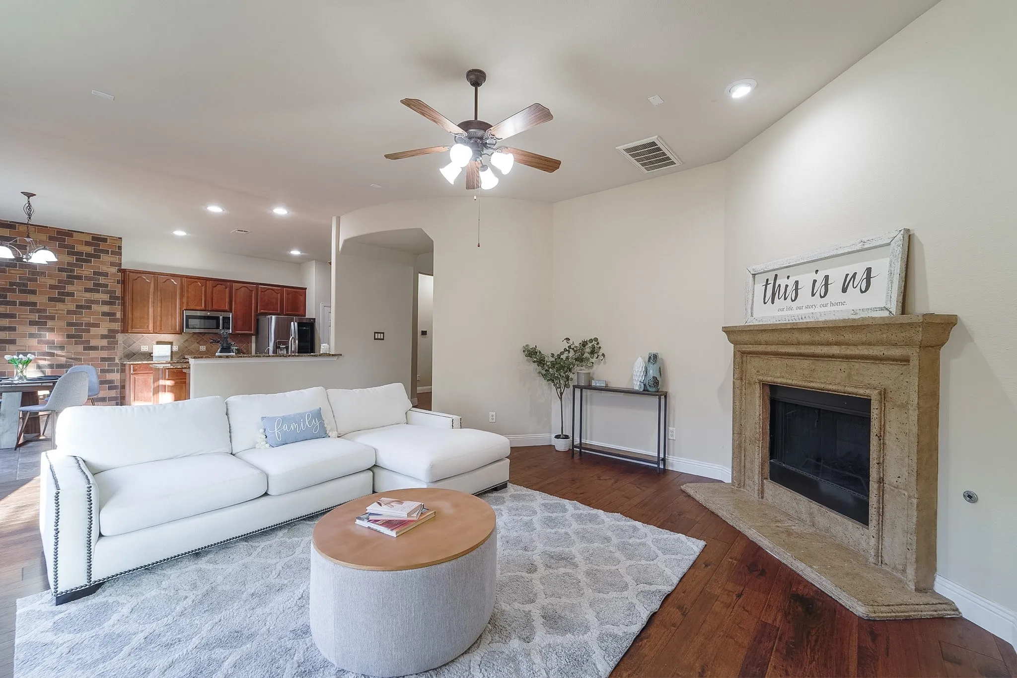 Single Family Residence For Sale in Collin County , 924 Brentwood Drive, Murphy, Texas 75094, 4 Bedroom, 4 Bathroom, 2 Garage spaces, 3,749 Sqft, built in 2005, mls#21315167, Real Estate Agent in Murphy, Homes For Sale in Collin county, Homes For Sale in Murphy, Realtor in Murphy Texas, Real Estate Brokerage Independent Realty Texas, Luminita Cordes Realtor