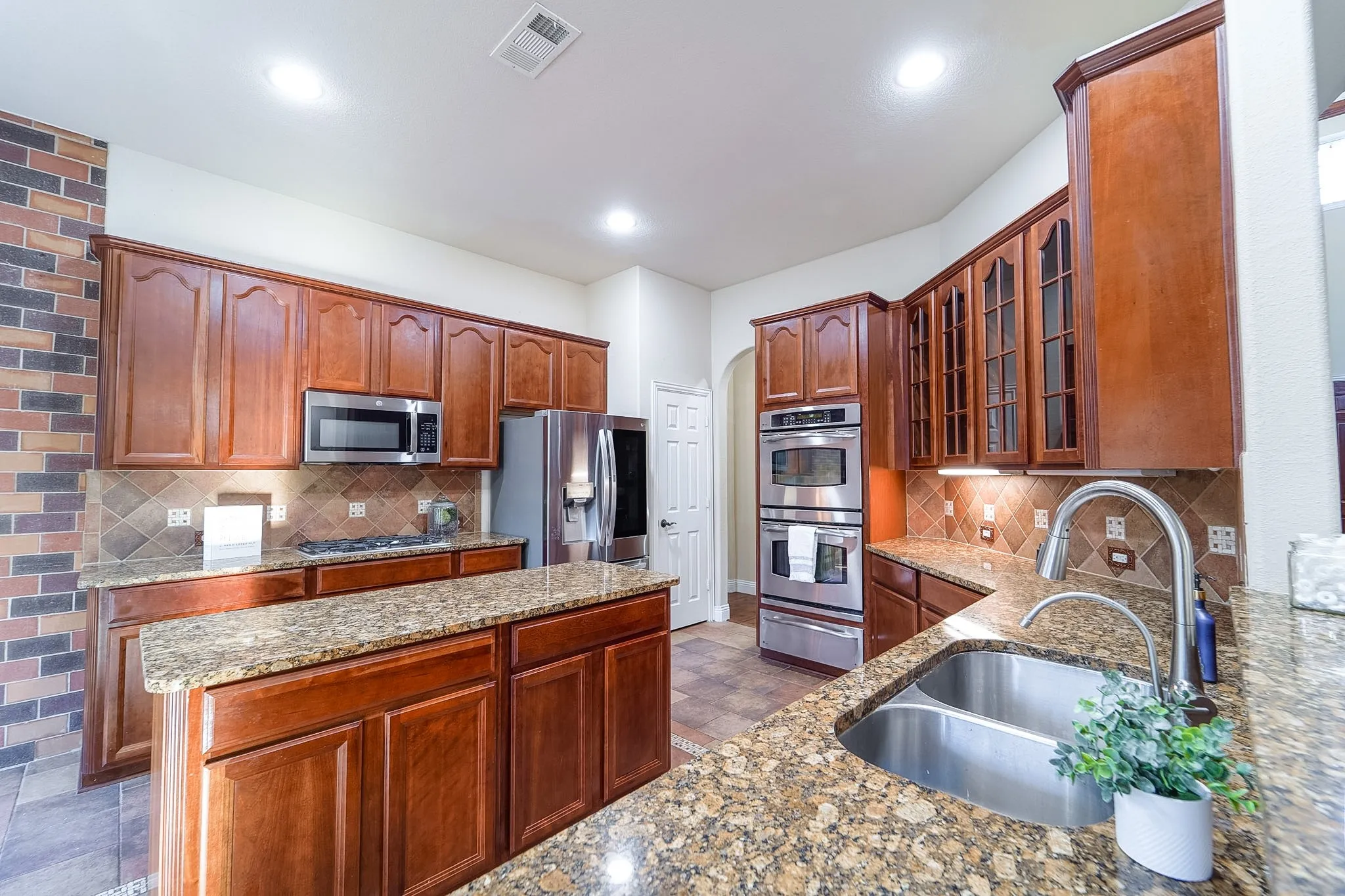 Single Family Residence For Sale in Collin County , 924 Brentwood Drive, Murphy, Texas 75094, 4 Bedroom, 4 Bathroom, 2 Garage spaces, 3,749 Sqft, built in 2005, mls#21315167, Real Estate Agent in Murphy, Homes For Sale in Collin county, Homes For Sale in Murphy, Realtor in Murphy Texas, Real Estate Brokerage Independent Realty Texas, Luminita Cordes Realtor