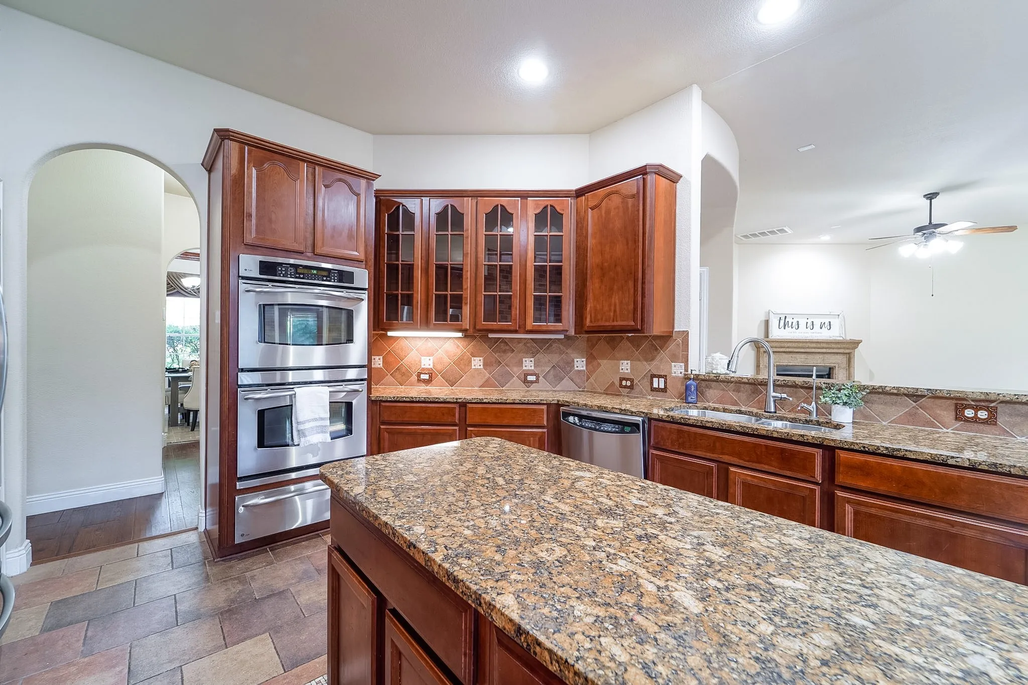 Single Family Residence For Sale in Collin County , 924 Brentwood Drive, Murphy, Texas 75094, 4 Bedroom, 4 Bathroom, 2 Garage spaces, 3,749 Sqft, built in 2005, mls#21315167, Real Estate Agent in Murphy, Homes For Sale in Collin county, Homes For Sale in Murphy, Realtor in Murphy Texas, Real Estate Brokerage Independent Realty Texas, Luminita Cordes Realtor