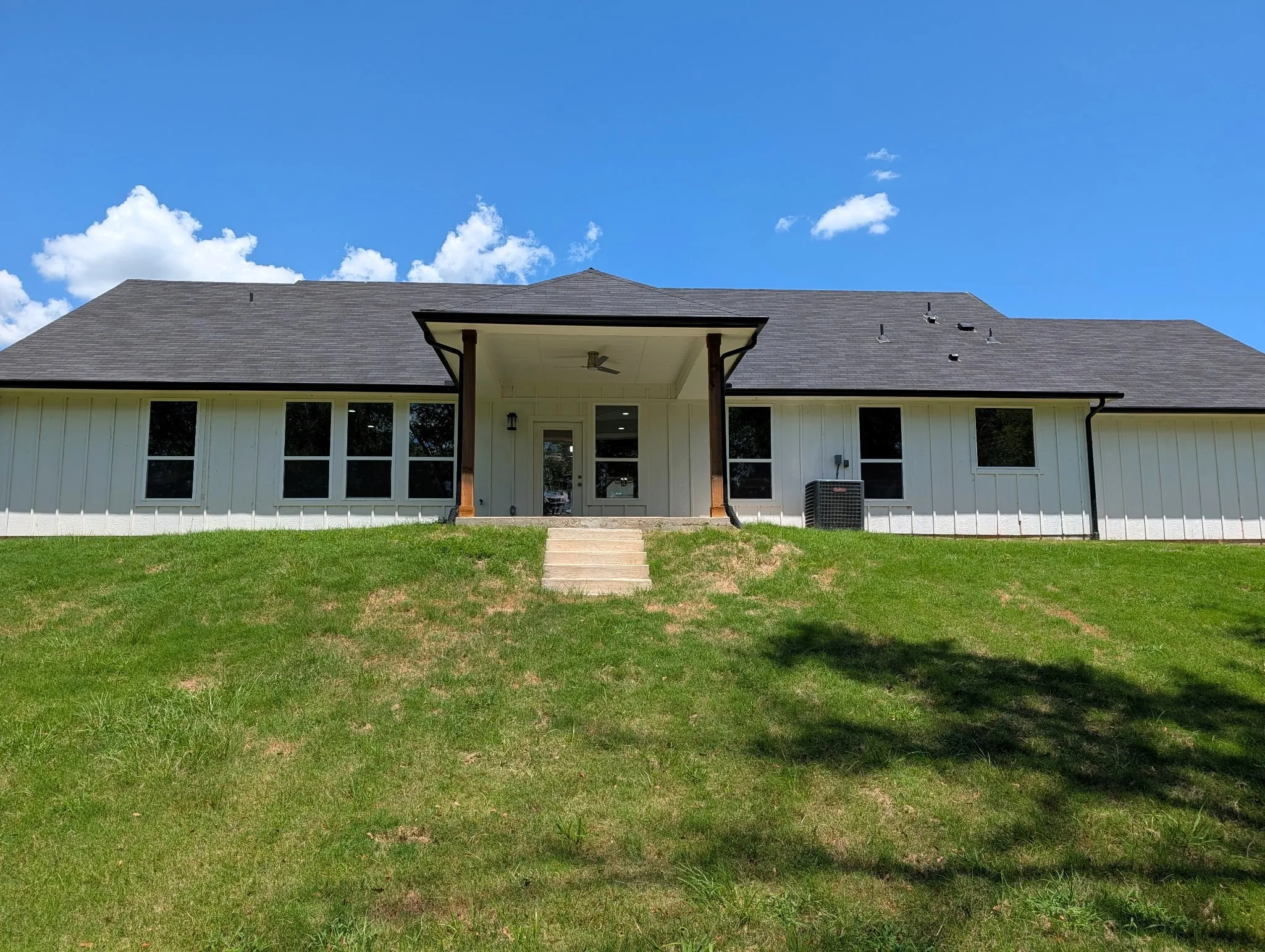 Single Family Residence For Sale in Kaufman County , 206 Splitrail Drive, Mabank, Texas 75143, 5 Bedroom, 4 Bathroom, 3 Garage spaces, 2,381 Sqft, built in 2024, mls#21322335, Real Estate Agent in Mabank, Homes For Sale in Kaufman county, Homes For Sale in Mabank, Realtor in Mabank Texas, Real Estate Brokerage Independent Realty Texas, Luminita Cordes Realtor