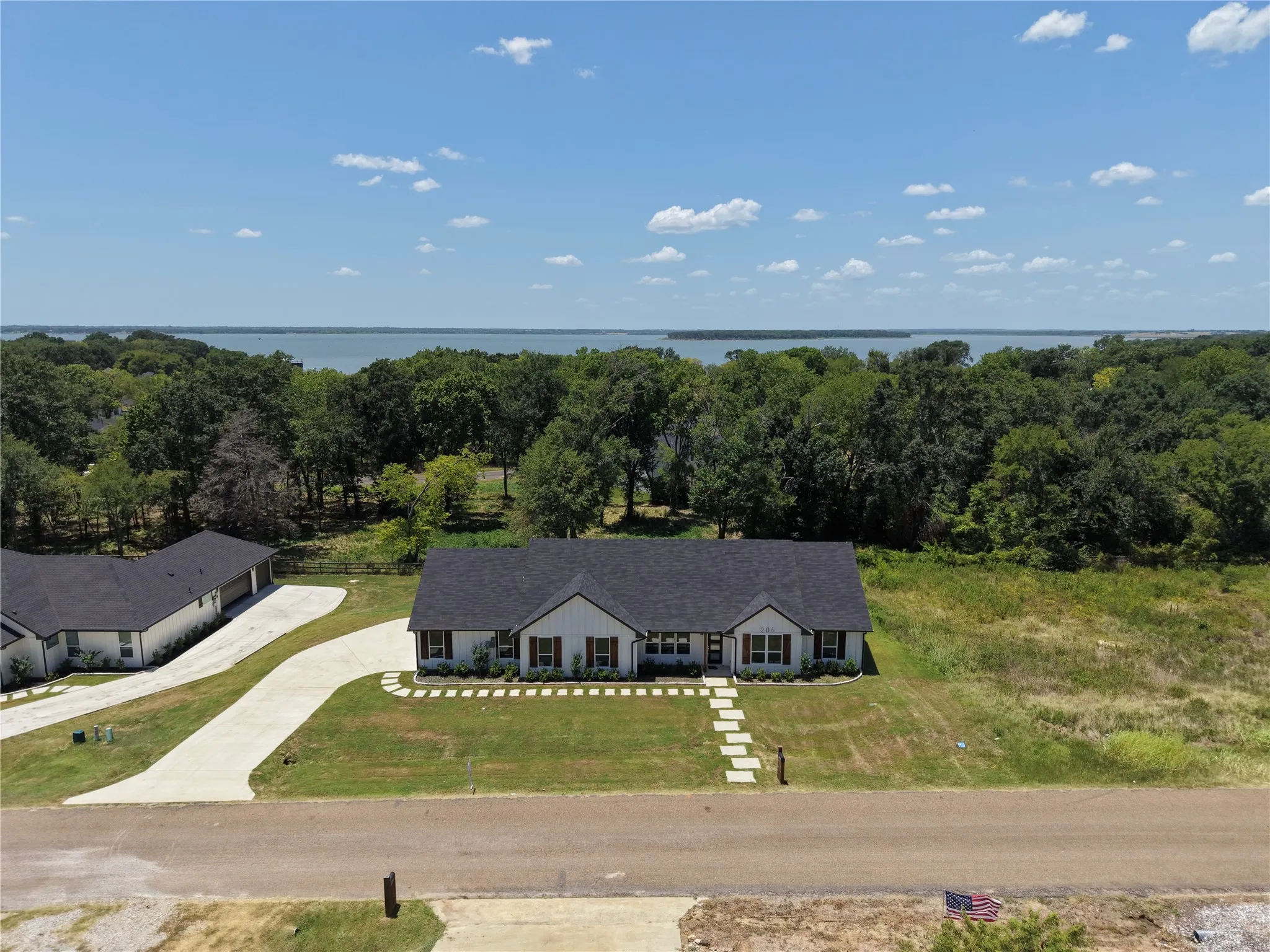 Single Family Residence For Sale in Kaufman County , 206 Splitrail Drive, Mabank, Texas 75143, 5 Bedroom, 4 Bathroom, 3 Garage spaces, 2,381 Sqft, built in 2024, mls#21322335, Real Estate Agent in Mabank, Homes For Sale in Kaufman county, Homes For Sale in Mabank, Realtor in Mabank Texas, Real Estate Brokerage Independent Realty Texas, Luminita Cordes Realtor