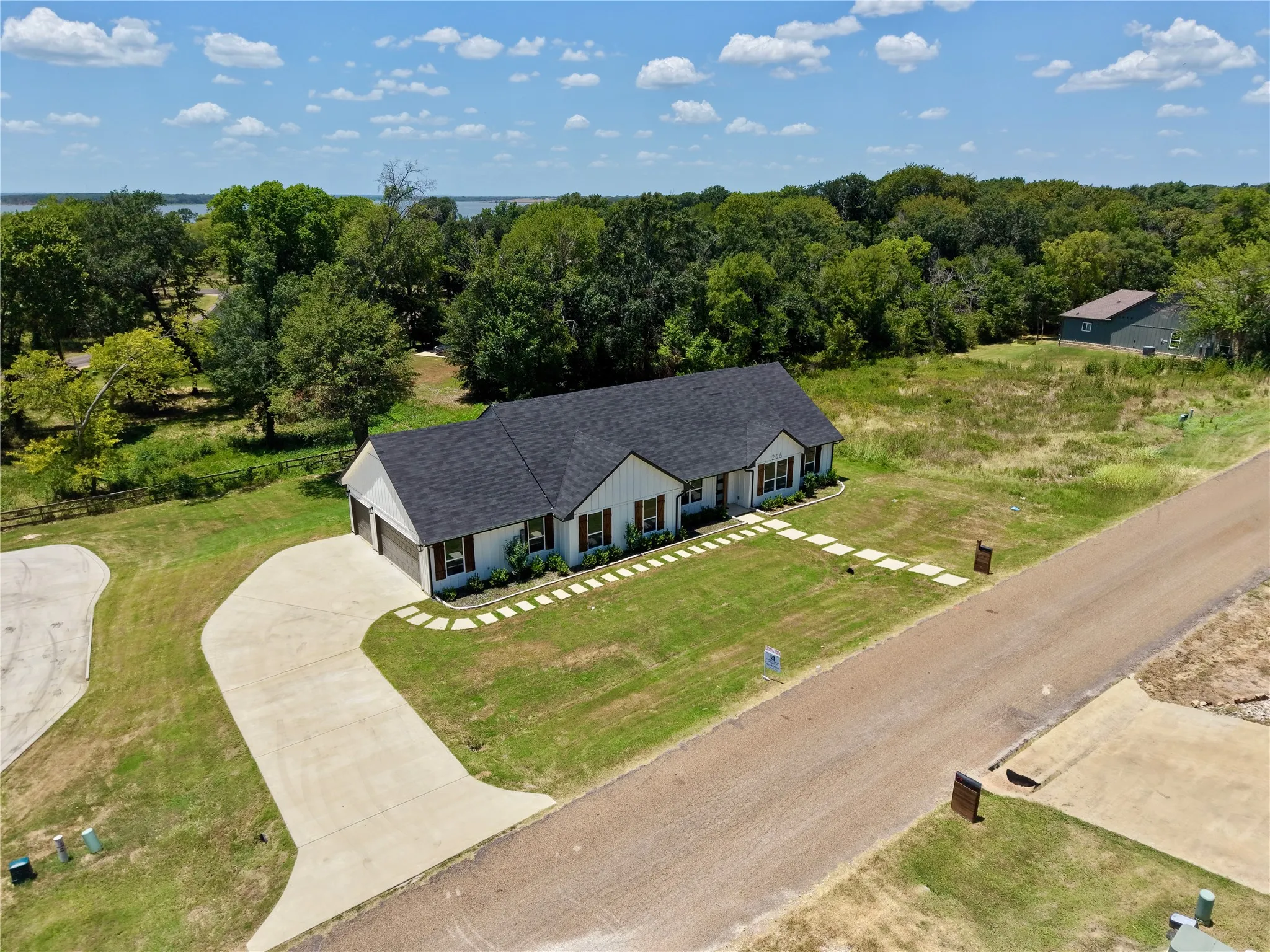 Single Family Residence For Sale in Kaufman County , 206 Splitrail Drive, Mabank, Texas 75143, 5 Bedroom, 4 Bathroom, 3 Garage spaces, 2,381 Sqft, built in 2024, mls#21322335, Real Estate Agent in Mabank, Homes For Sale in Kaufman county, Homes For Sale in Mabank, Realtor in Mabank Texas, Real Estate Brokerage Independent Realty Texas, Luminita Cordes Realtor