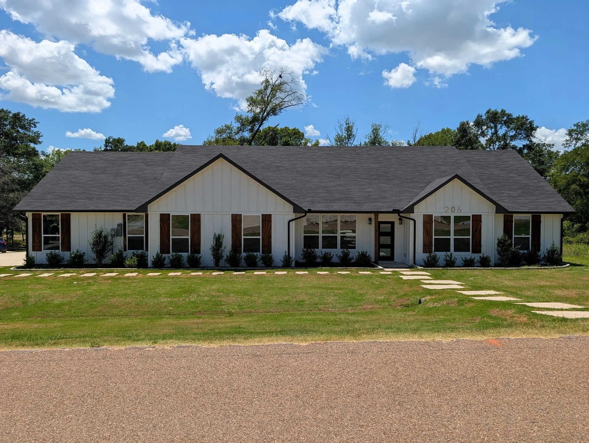 Single Family Residence For Sale in Kaufman County , 206 Splitrail Drive, Mabank, Texas 75143, 5 Bedroom, 4 Bathroom, 3 Garage spaces, 2,381 Sqft, built in 2024, mls#21322335, Real Estate Agent in Mabank, Homes For Sale in Kaufman county, Homes For Sale in Mabank, Realtor in Mabank Texas, Real Estate Brokerage Independent Realty Texas, Luminita Cordes Realtor