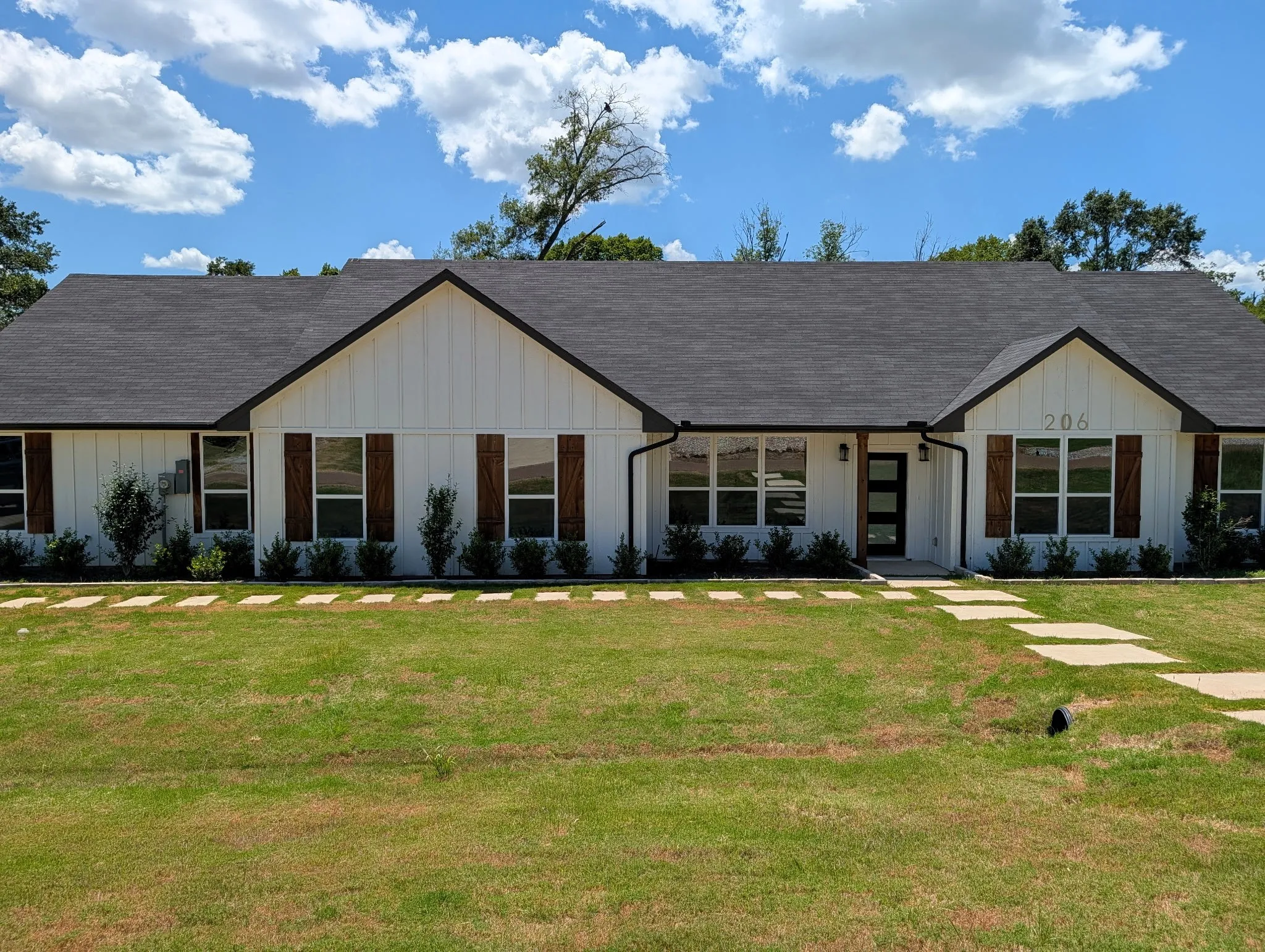 Single Family Residence For Sale in Kaufman County , 206 Splitrail Drive, Mabank, Texas 75143, 5 Bedroom, 4 Bathroom, 3 Garage spaces, 2,381 Sqft, built in 2024, mls#21322335, Real Estate Agent in Mabank, Homes For Sale in Kaufman county, Homes For Sale in Mabank, Realtor in Mabank Texas, Real Estate Brokerage Independent Realty Texas, Luminita Cordes Realtor