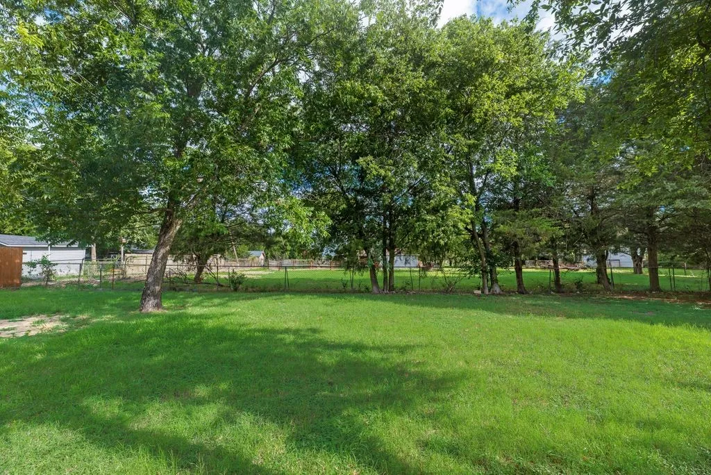 Single Family Residence For Sale in Ellis County , 604 Casa Linda Street, Ennis, Texas 75119, 3 Bedroom, 2 Bathroom, 2 Garage spaces, 1,740 Sqft, built in 1962, mls#21318079, Real Estate Agent in Ennis, Homes For Sale in Ellis county, Homes For Sale in Ennis, Realtor in Ennis Texas, Real Estate Brokerage Independent Realty Texas, Luminita Cordes Realtor