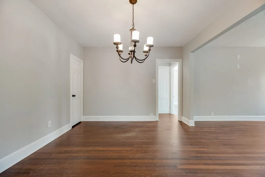 Single Family Residence For Sale in Ellis County , 604 Casa Linda Street, Ennis, Texas 75119, 3 Bedroom, 2 Bathroom, 2 Garage spaces, 1,740 Sqft, built in 1962, mls#21318079, Real Estate Agent in Ennis, Homes For Sale in Ellis county, Homes For Sale in Ennis, Realtor in Ennis Texas, Real Estate Brokerage Independent Realty Texas, Luminita Cordes Realtor
