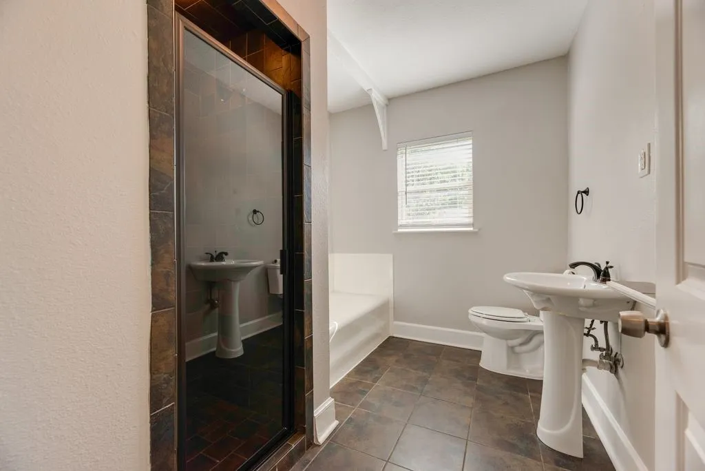 Single Family Residence For Sale in Ellis County , 604 Casa Linda Street, Ennis, Texas 75119, 3 Bedroom, 2 Bathroom, 2 Garage spaces, 1,740 Sqft, built in 1962, mls#21318079, Real Estate Agent in Ennis, Homes For Sale in Ellis county, Homes For Sale in Ennis, Realtor in Ennis Texas, Real Estate Brokerage Independent Realty Texas, Luminita Cordes Realtor