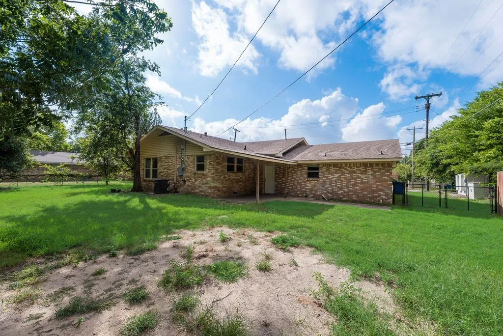 Single Family Residence For Sale in Ellis County , 604 Casa Linda Street, Ennis, Texas 75119, 3 Bedroom, 2 Bathroom, 2 Garage spaces, 1,740 Sqft, built in 1962, mls#21318079, Real Estate Agent in Ennis, Homes For Sale in Ellis county, Homes For Sale in Ennis, Realtor in Ennis Texas, Real Estate Brokerage Independent Realty Texas, Luminita Cordes Realtor