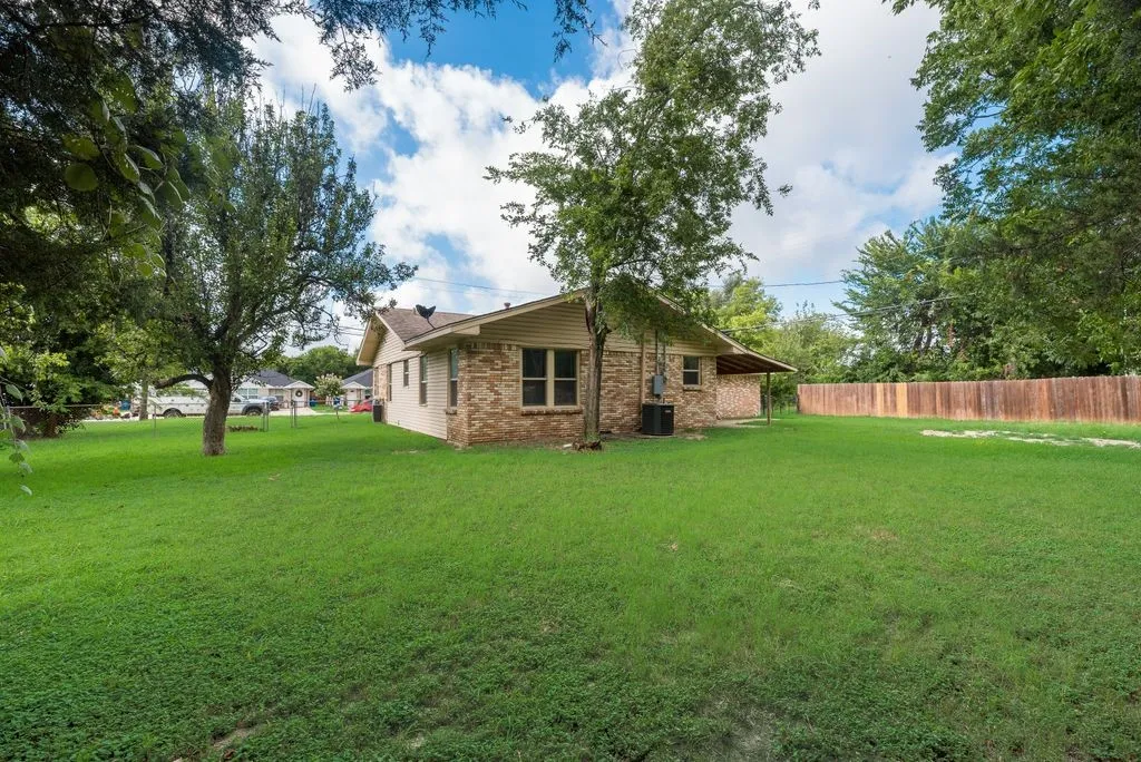 Single Family Residence For Sale in Ellis County , 604 Casa Linda Street, Ennis, Texas 75119, 3 Bedroom, 2 Bathroom, 2 Garage spaces, 1,740 Sqft, built in 1962, mls#21318079, Real Estate Agent in Ennis, Homes For Sale in Ellis county, Homes For Sale in Ennis, Realtor in Ennis Texas, Real Estate Brokerage Independent Realty Texas, Luminita Cordes Realtor