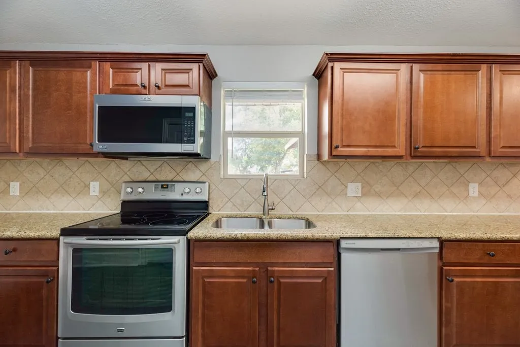 Single Family Residence For Sale in Ellis County , 604 Casa Linda Street, Ennis, Texas 75119, 3 Bedroom, 2 Bathroom, 2 Garage spaces, 1,740 Sqft, built in 1962, mls#21318079, Real Estate Agent in Ennis, Homes For Sale in Ellis county, Homes For Sale in Ennis, Realtor in Ennis Texas, Real Estate Brokerage Independent Realty Texas, Luminita Cordes Realtor