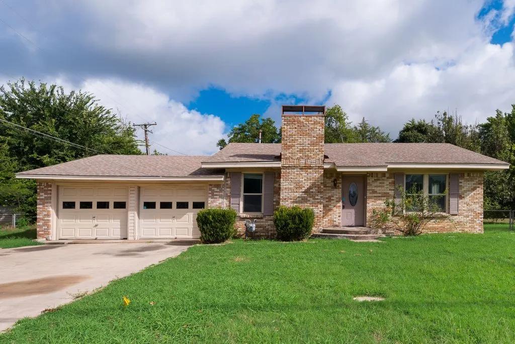 Single Family Residence For Sale in Ellis County , 604 Casa Linda Street, Ennis, Texas 75119, 3 Bedroom, 2 Bathroom, 2 Garage spaces, 1,740 Sqft, built in 1962, mls#21318079, Real Estate Agent in Ennis, Homes For Sale in Ellis county, Homes For Sale in Ennis, Realtor in Ennis Texas, Real Estate Brokerage Independent Realty Texas, Luminita Cordes Realtor