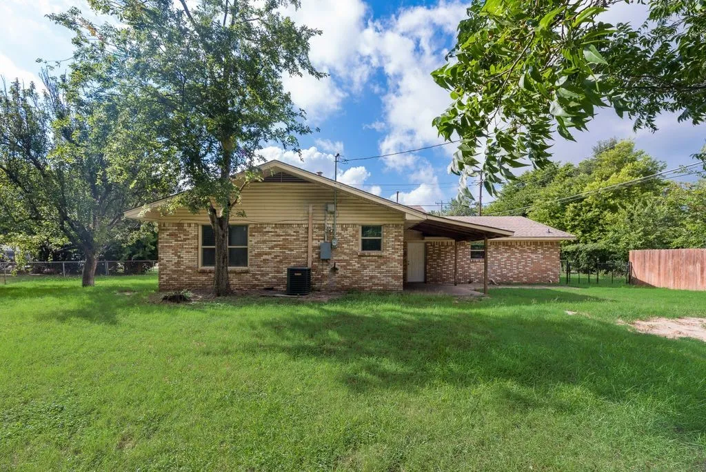 Single Family Residence For Sale in Ellis County , 604 Casa Linda Street, Ennis, Texas 75119, 3 Bedroom, 2 Bathroom, 2 Garage spaces, 1,740 Sqft, built in 1962, mls#21318079, Real Estate Agent in Ennis, Homes For Sale in Ellis county, Homes For Sale in Ennis, Realtor in Ennis Texas, Real Estate Brokerage Independent Realty Texas, Luminita Cordes Realtor