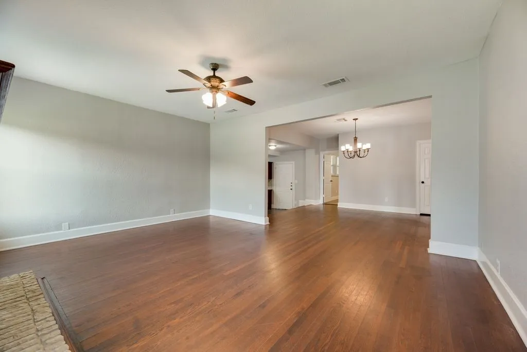 Single Family Residence For Sale in Ellis County , 604 Casa Linda Street, Ennis, Texas 75119, 3 Bedroom, 2 Bathroom, 2 Garage spaces, 1,740 Sqft, built in 1962, mls#21318079, Real Estate Agent in Ennis, Homes For Sale in Ellis county, Homes For Sale in Ennis, Realtor in Ennis Texas, Real Estate Brokerage Independent Realty Texas, Luminita Cordes Realtor