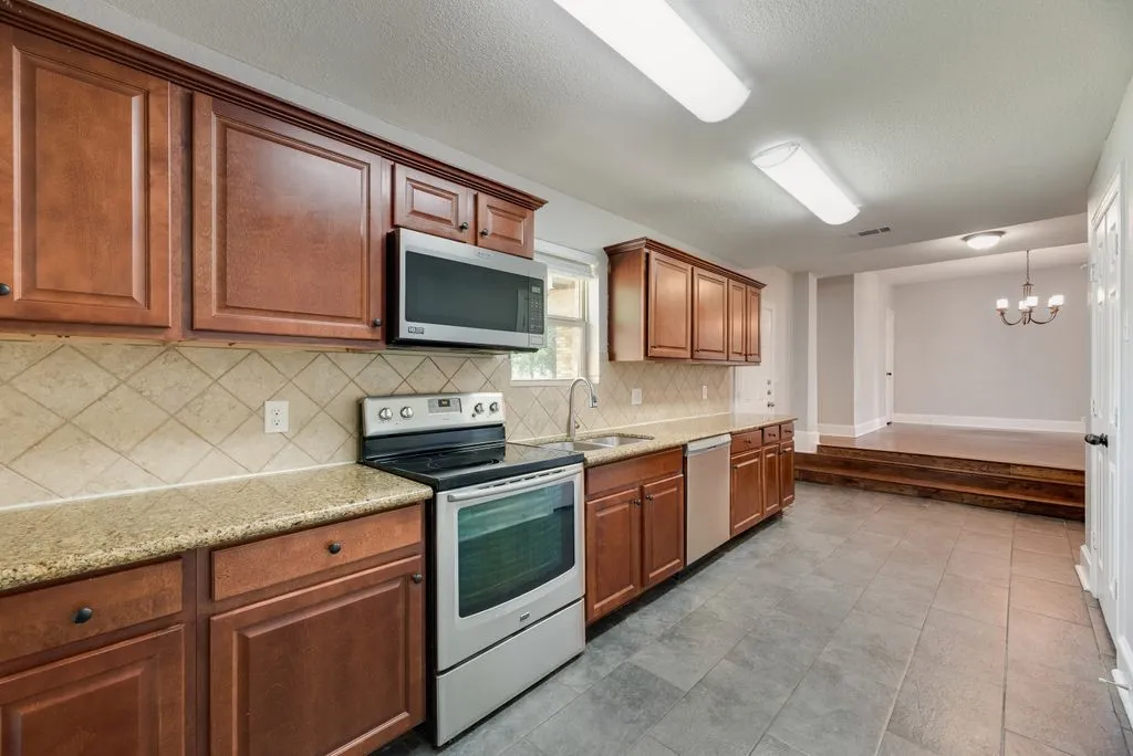 Single Family Residence For Sale in Ellis County , 604 Casa Linda Street, Ennis, Texas 75119, 3 Bedroom, 2 Bathroom, 2 Garage spaces, 1,740 Sqft, built in 1962, mls#21318079, Real Estate Agent in Ennis, Homes For Sale in Ellis county, Homes For Sale in Ennis, Realtor in Ennis Texas, Real Estate Brokerage Independent Realty Texas, Luminita Cordes Realtor