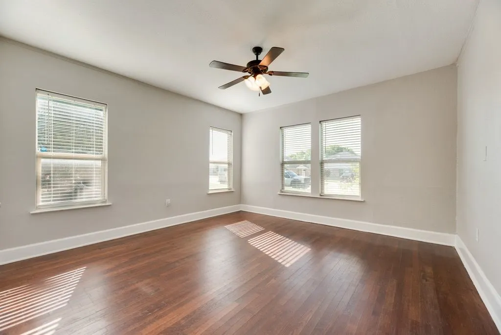 Single Family Residence For Sale in Ellis County , 604 Casa Linda Street, Ennis, Texas 75119, 3 Bedroom, 2 Bathroom, 2 Garage spaces, 1,740 Sqft, built in 1962, mls#21318079, Real Estate Agent in Ennis, Homes For Sale in Ellis county, Homes For Sale in Ennis, Realtor in Ennis Texas, Real Estate Brokerage Independent Realty Texas, Luminita Cordes Realtor