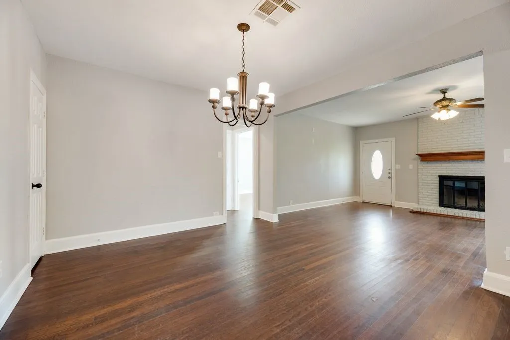 Single Family Residence For Sale in Ellis County , 604 Casa Linda Street, Ennis, Texas 75119, 3 Bedroom, 2 Bathroom, 2 Garage spaces, 1,740 Sqft, built in 1962, mls#21318079, Real Estate Agent in Ennis, Homes For Sale in Ellis county, Homes For Sale in Ennis, Realtor in Ennis Texas, Real Estate Brokerage Independent Realty Texas, Luminita Cordes Realtor