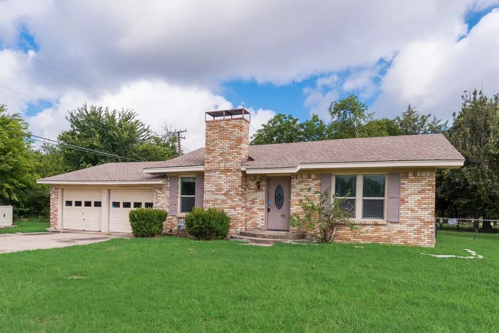 Single Family Residence For Sale in Ellis County , 604 Casa Linda Street, Ennis, Texas 75119, 3 Bedroom, 2 Bathroom, 2 Garage spaces, 1,740 Sqft, built in 1962, mls#21318079, Real Estate Agent in Ennis, Homes For Sale in Ellis county, Homes For Sale in Ennis, Realtor in Ennis Texas, Real Estate Brokerage Independent Realty Texas, Luminita Cordes Realtor