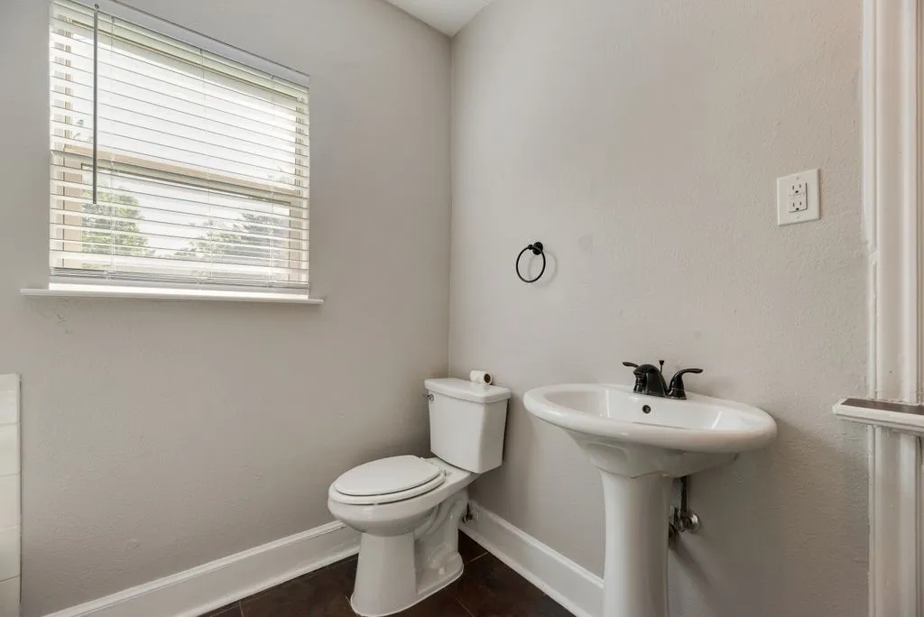 Single Family Residence For Sale in Ellis County , 604 Casa Linda Street, Ennis, Texas 75119, 3 Bedroom, 2 Bathroom, 2 Garage spaces, 1,740 Sqft, built in 1962, mls#21318079, Real Estate Agent in Ennis, Homes For Sale in Ellis county, Homes For Sale in Ennis, Realtor in Ennis Texas, Real Estate Brokerage Independent Realty Texas, Luminita Cordes Realtor