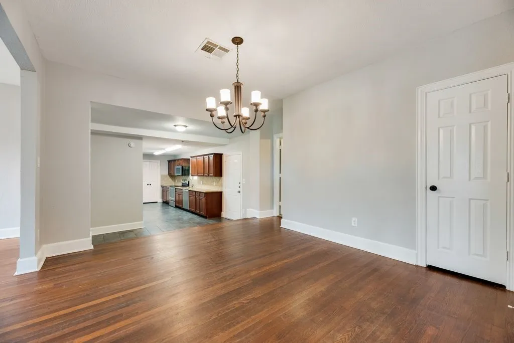 Single Family Residence For Sale in Ellis County , 604 Casa Linda Street, Ennis, Texas 75119, 3 Bedroom, 2 Bathroom, 2 Garage spaces, 1,740 Sqft, built in 1962, mls#21318079, Real Estate Agent in Ennis, Homes For Sale in Ellis county, Homes For Sale in Ennis, Realtor in Ennis Texas, Real Estate Brokerage Independent Realty Texas, Luminita Cordes Realtor