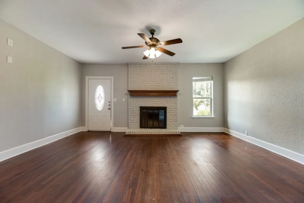 Single Family Residence For Sale in Ellis County , 604 Casa Linda Street, Ennis, Texas 75119, 3 Bedroom, 2 Bathroom, 2 Garage spaces, 1,740 Sqft, built in 1962, mls#21318079, Real Estate Agent in Ennis, Homes For Sale in Ellis county, Homes For Sale in Ennis, Realtor in Ennis Texas, Real Estate Brokerage Independent Realty Texas, Luminita Cordes Realtor