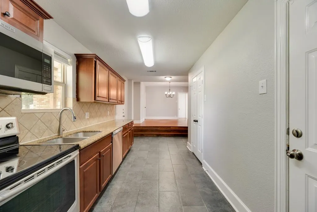 Single Family Residence For Sale in Ellis County , 604 Casa Linda Street, Ennis, Texas 75119, 3 Bedroom, 2 Bathroom, 2 Garage spaces, 1,740 Sqft, built in 1962, mls#21318079, Real Estate Agent in Ennis, Homes For Sale in Ellis county, Homes For Sale in Ennis, Realtor in Ennis Texas, Real Estate Brokerage Independent Realty Texas, Luminita Cordes Realtor