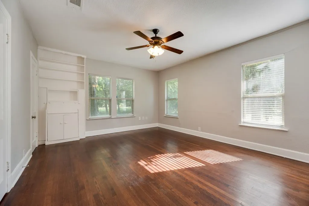 Single Family Residence For Sale in Ellis County , 604 Casa Linda Street, Ennis, Texas 75119, 3 Bedroom, 2 Bathroom, 2 Garage spaces, 1,740 Sqft, built in 1962, mls#21318079, Real Estate Agent in Ennis, Homes For Sale in Ellis county, Homes For Sale in Ennis, Realtor in Ennis Texas, Real Estate Brokerage Independent Realty Texas, Luminita Cordes Realtor