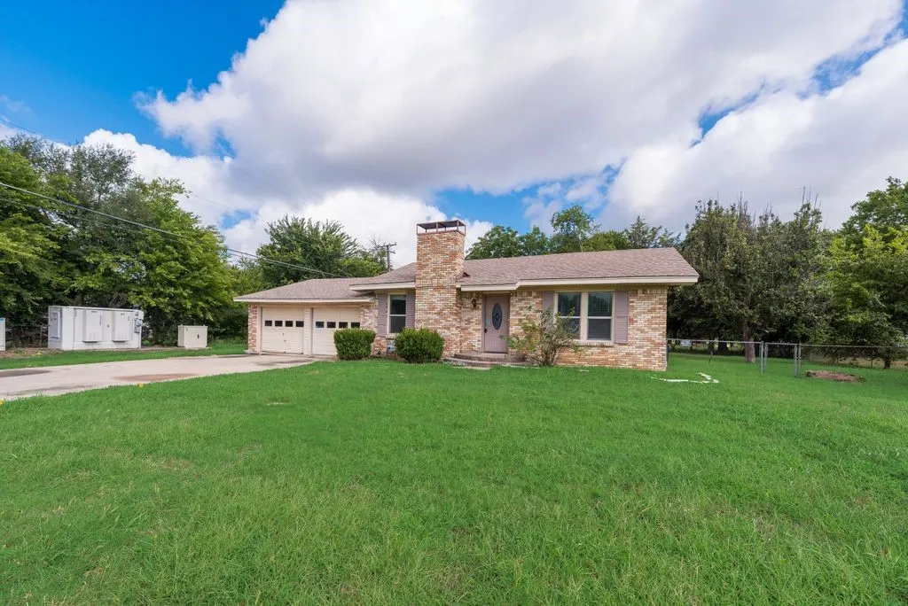 Single Family Residence For Sale in Ellis County , 604 Casa Linda Street, Ennis, Texas 75119, 3 Bedroom, 2 Bathroom, 2 Garage spaces, 1,740 Sqft, built in 1962, mls#21318079, Real Estate Agent in Ennis, Homes For Sale in Ellis county, Homes For Sale in Ennis, Realtor in Ennis Texas, Real Estate Brokerage Independent Realty Texas, Luminita Cordes Realtor