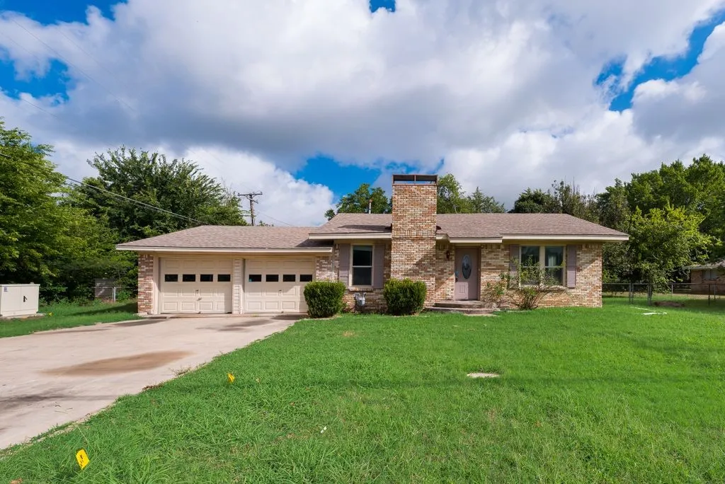 Single Family Residence For Sale in Ellis County , 604 Casa Linda Street, Ennis, Texas 75119, 3 Bedroom, 2 Bathroom, 2 Garage spaces, 1,740 Sqft, built in 1962, mls#21318079, Real Estate Agent in Ennis, Homes For Sale in Ellis county, Homes For Sale in Ennis, Realtor in Ennis Texas, Real Estate Brokerage Independent Realty Texas, Luminita Cordes Realtor