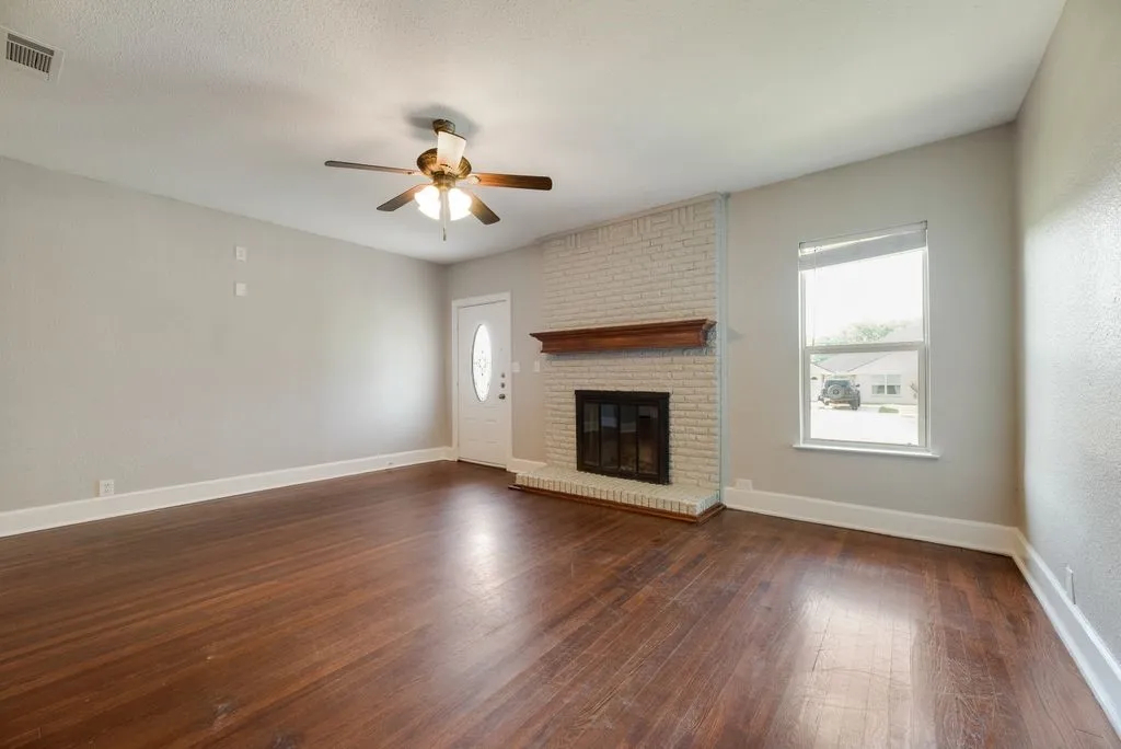 Single Family Residence For Sale in Ellis County , 604 Casa Linda Street, Ennis, Texas 75119, 3 Bedroom, 2 Bathroom, 2 Garage spaces, 1,740 Sqft, built in 1962, mls#21318079, Real Estate Agent in Ennis, Homes For Sale in Ellis county, Homes For Sale in Ennis, Realtor in Ennis Texas, Real Estate Brokerage Independent Realty Texas, Luminita Cordes Realtor