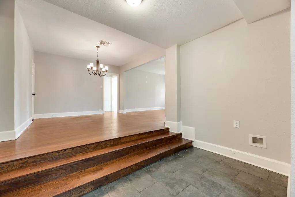 Single Family Residence For Sale in Ellis County , 604 Casa Linda Street, Ennis, Texas 75119, 3 Bedroom, 2 Bathroom, 2 Garage spaces, 1,740 Sqft, built in 1962, mls#21318079, Real Estate Agent in Ennis, Homes For Sale in Ellis county, Homes For Sale in Ennis, Realtor in Ennis Texas, Real Estate Brokerage Independent Realty Texas, Luminita Cordes Realtor