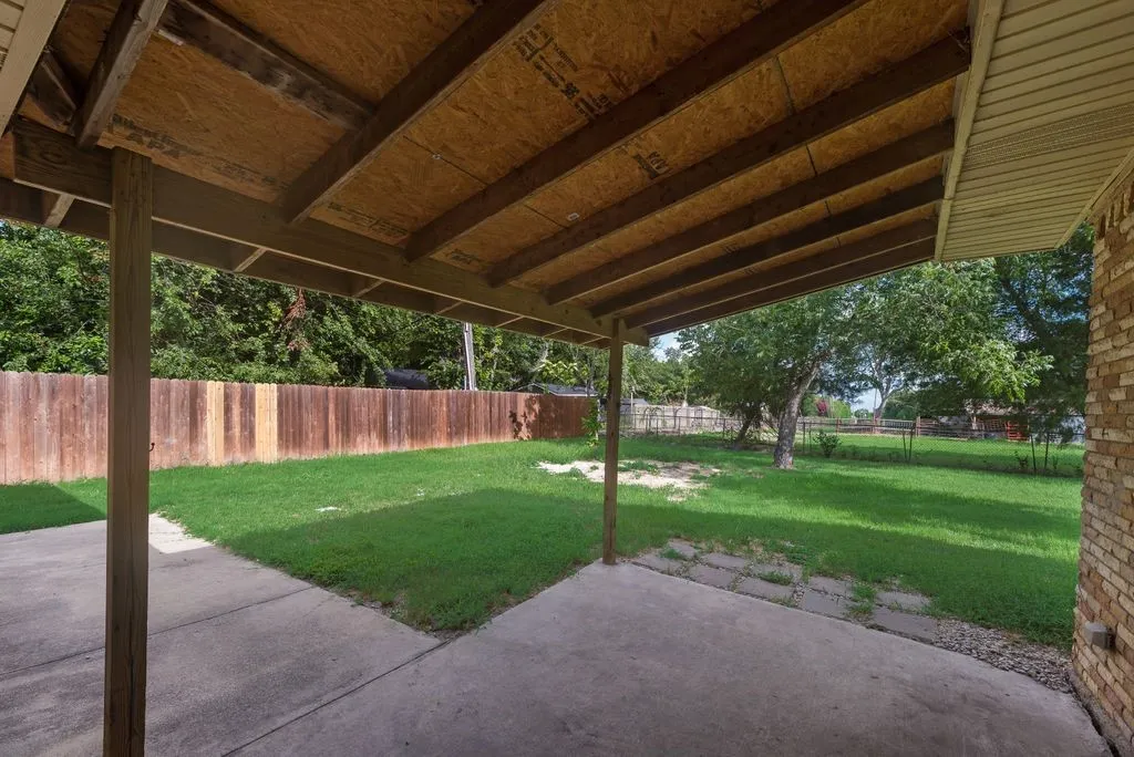 Single Family Residence For Sale in Ellis County , 604 Casa Linda Street, Ennis, Texas 75119, 3 Bedroom, 2 Bathroom, 2 Garage spaces, 1,740 Sqft, built in 1962, mls#21318079, Real Estate Agent in Ennis, Homes For Sale in Ellis county, Homes For Sale in Ennis, Realtor in Ennis Texas, Real Estate Brokerage Independent Realty Texas, Luminita Cordes Realtor