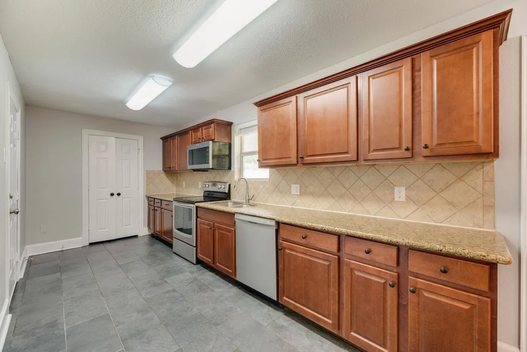 Single Family Residence For Sale in Ellis County , 604 Casa Linda Street, Ennis, Texas 75119, 3 Bedroom, 2 Bathroom, 2 Garage spaces, 1,740 Sqft, built in 1962, mls#21318079, Real Estate Agent in Ennis, Homes For Sale in Ellis county, Homes For Sale in Ennis, Realtor in Ennis Texas, Real Estate Brokerage Independent Realty Texas, Luminita Cordes Realtor