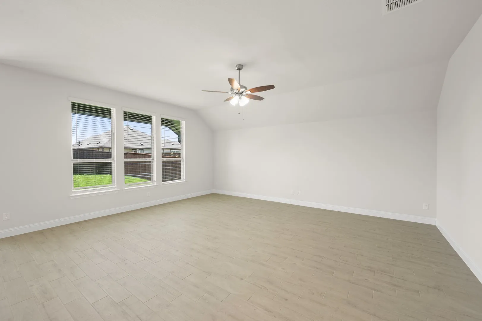 216 Comfort- Living Room
