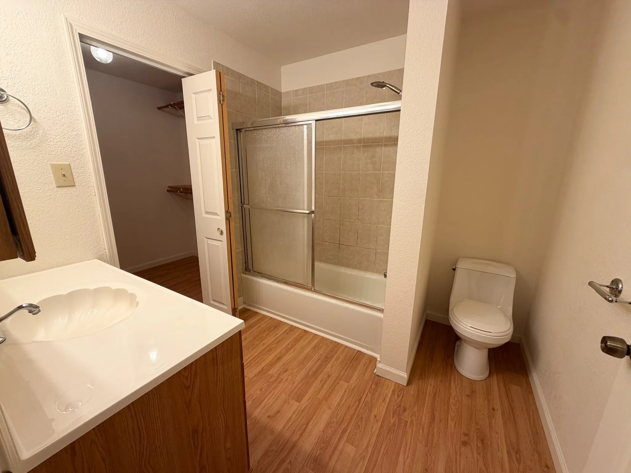 Single Family Residence For Rent in Ellis County , 1005 S Carlton Street, Ennis, Texas 75119, 3 Bedroom, 2 Bathroom, Garage spaces, 1,175 Sqft, built in 1957, mls#21322367, Real Estate Agent in Ennis, Homes For Rent in Ellis county, Homes For Rent in Ennis, Realtor in Ennis Texas, Real Estate Brokerage Independent Realty Texas, Luminita Cordes Realtor