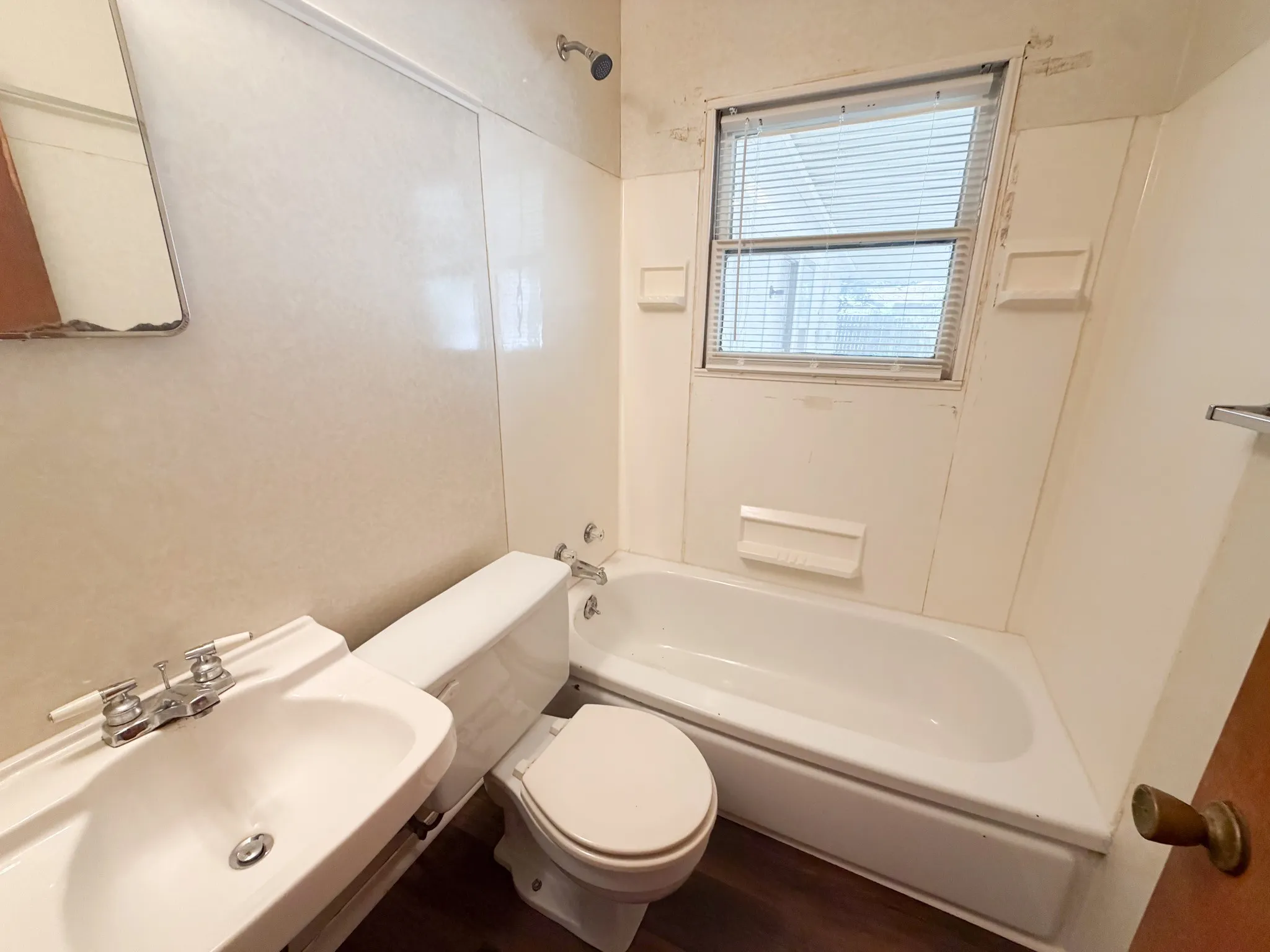 Single Family Residence For Rent in Ellis County , 1005 S Carlton Street, Ennis, Texas 75119, 3 Bedroom, 2 Bathroom, Garage spaces, 1,175 Sqft, built in 1957, mls#21322367, Real Estate Agent in Ennis, Homes For Rent in Ellis county, Homes For Rent in Ennis, Realtor in Ennis Texas, Real Estate Brokerage Independent Realty Texas, Luminita Cordes Realtor