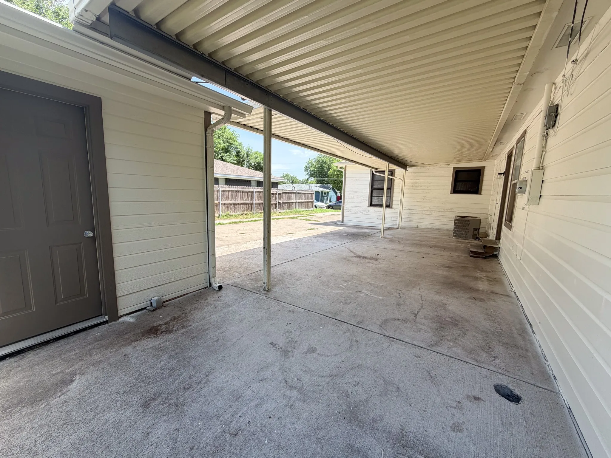Single Family Residence For Rent in Ellis County , 1005 S Carlton Street, Ennis, Texas 75119, 3 Bedroom, 2 Bathroom, Garage spaces, 1,175 Sqft, built in 1957, mls#21322367, Real Estate Agent in Ennis, Homes For Rent in Ellis county, Homes For Rent in Ennis, Realtor in Ennis Texas, Real Estate Brokerage Independent Realty Texas, Luminita Cordes Realtor