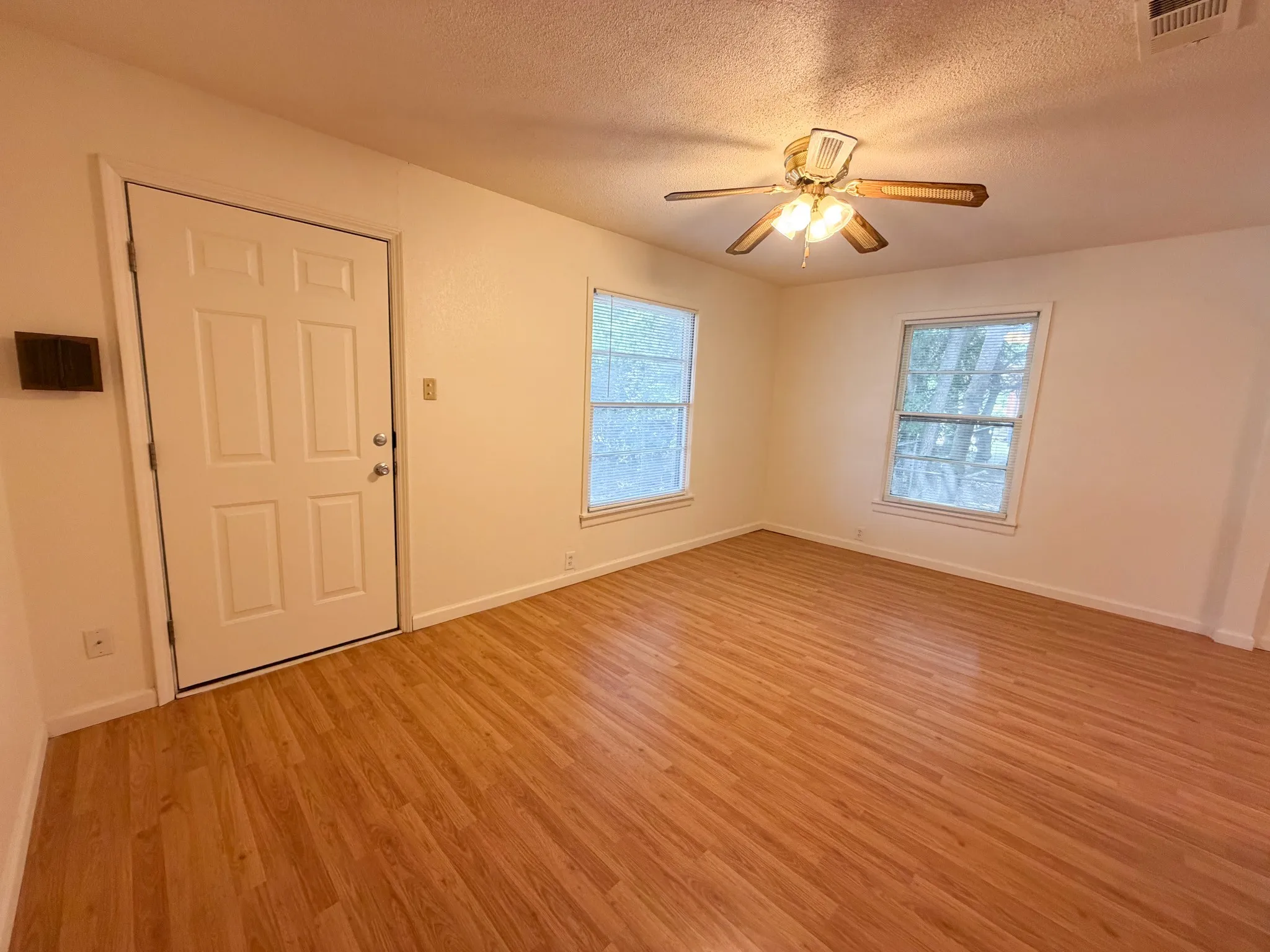 Single Family Residence For Rent in Ellis County , 1005 S Carlton Street, Ennis, Texas 75119, 3 Bedroom, 2 Bathroom, Garage spaces, 1,175 Sqft, built in 1957, mls#21322367, Real Estate Agent in Ennis, Homes For Rent in Ellis county, Homes For Rent in Ennis, Realtor in Ennis Texas, Real Estate Brokerage Independent Realty Texas, Luminita Cordes Realtor