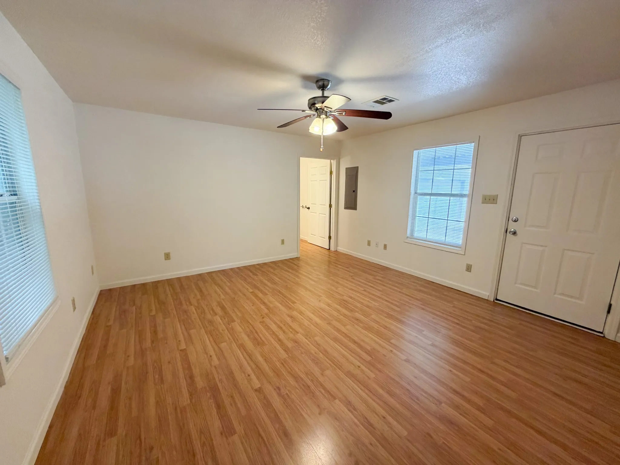 Single Family Residence For Rent in Ellis County , 1005 S Carlton Street, Ennis, Texas 75119, 3 Bedroom, 2 Bathroom, Garage spaces, 1,175 Sqft, built in 1957, mls#21322367, Real Estate Agent in Ennis, Homes For Rent in Ellis county, Homes For Rent in Ennis, Realtor in Ennis Texas, Real Estate Brokerage Independent Realty Texas, Luminita Cordes Realtor