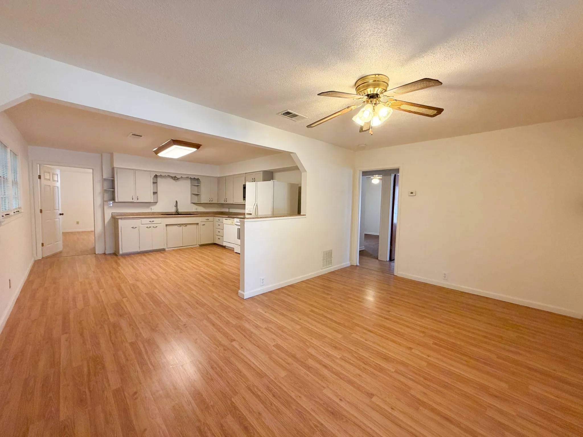 Single Family Residence For Rent in Ellis County , 1005 S Carlton Street, Ennis, Texas 75119, 3 Bedroom, 2 Bathroom, Garage spaces, 1,175 Sqft, built in 1957, mls#21322367, Real Estate Agent in Ennis, Homes For Rent in Ellis county, Homes For Rent in Ennis, Realtor in Ennis Texas, Real Estate Brokerage Independent Realty Texas, Luminita Cordes Realtor