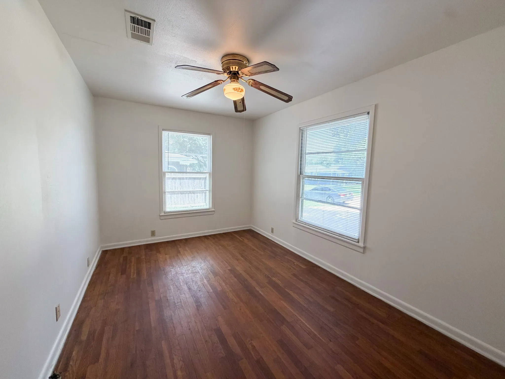 Single Family Residence For Rent in Ellis County , 1005 S Carlton Street, Ennis, Texas 75119, 3 Bedroom, 2 Bathroom, Garage spaces, 1,175 Sqft, built in 1957, mls#21322367, Real Estate Agent in Ennis, Homes For Rent in Ellis county, Homes For Rent in Ennis, Realtor in Ennis Texas, Real Estate Brokerage Independent Realty Texas, Luminita Cordes Realtor
