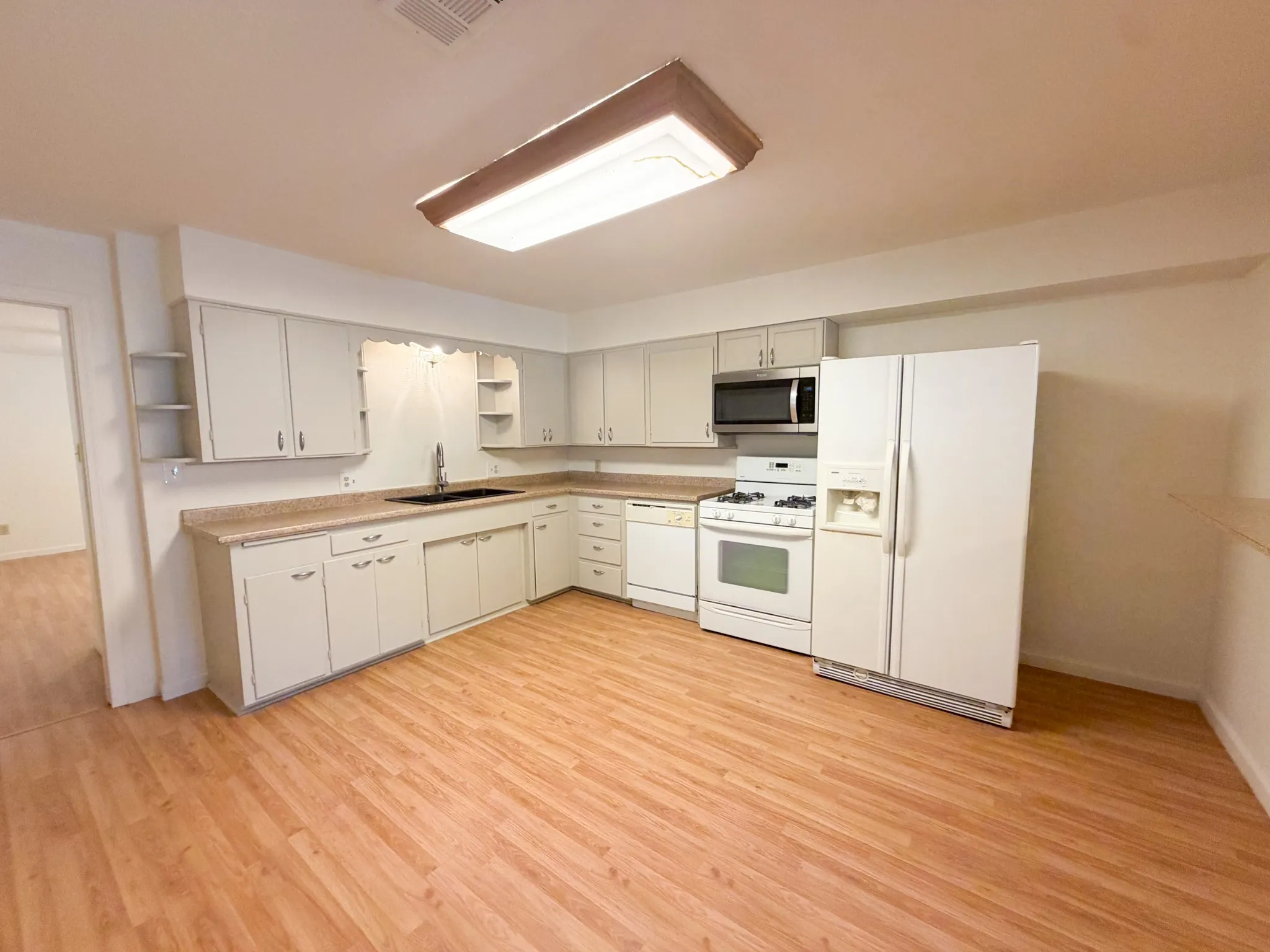 Single Family Residence For Rent in Ellis County , 1005 S Carlton Street, Ennis, Texas 75119, 3 Bedroom, 2 Bathroom, Garage spaces, 1,175 Sqft, built in 1957, mls#21322367, Real Estate Agent in Ennis, Homes For Rent in Ellis county, Homes For Rent in Ennis, Realtor in Ennis Texas, Real Estate Brokerage Independent Realty Texas, Luminita Cordes Realtor