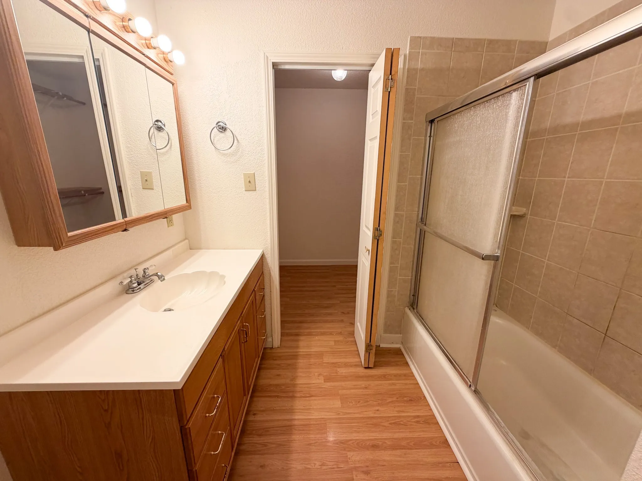 Single Family Residence For Rent in Ellis County , 1005 S Carlton Street, Ennis, Texas 75119, 3 Bedroom, 2 Bathroom, Garage spaces, 1,175 Sqft, built in 1957, mls#21322367, Real Estate Agent in Ennis, Homes For Rent in Ellis county, Homes For Rent in Ennis, Realtor in Ennis Texas, Real Estate Brokerage Independent Realty Texas, Luminita Cordes Realtor