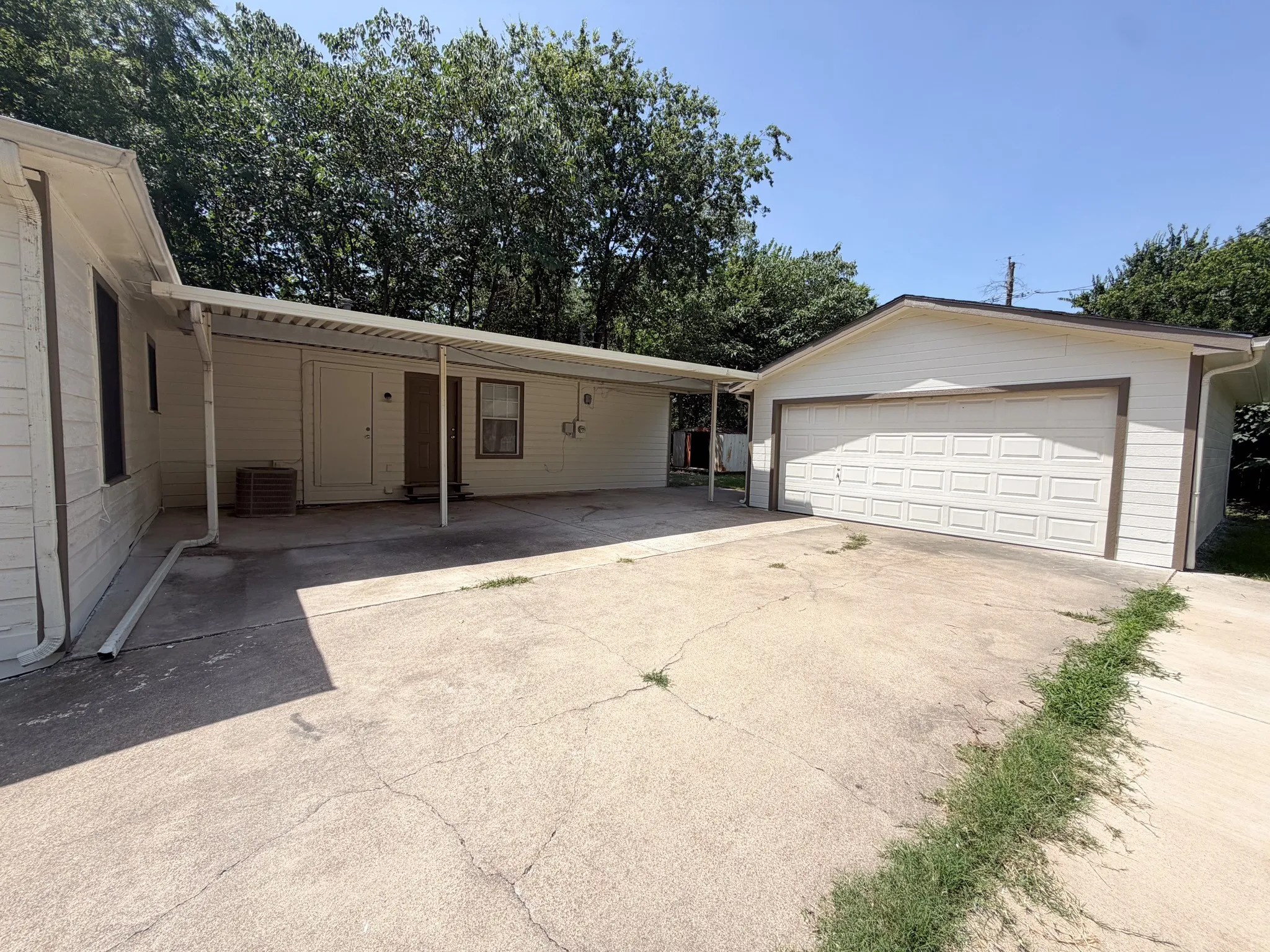 Single Family Residence For Rent in Ellis County , 1005 S Carlton Street, Ennis, Texas 75119, 3 Bedroom, 2 Bathroom, Garage spaces, 1,175 Sqft, built in 1957, mls#21322367, Real Estate Agent in Ennis, Homes For Rent in Ellis county, Homes For Rent in Ennis, Realtor in Ennis Texas, Real Estate Brokerage Independent Realty Texas, Luminita Cordes Realtor